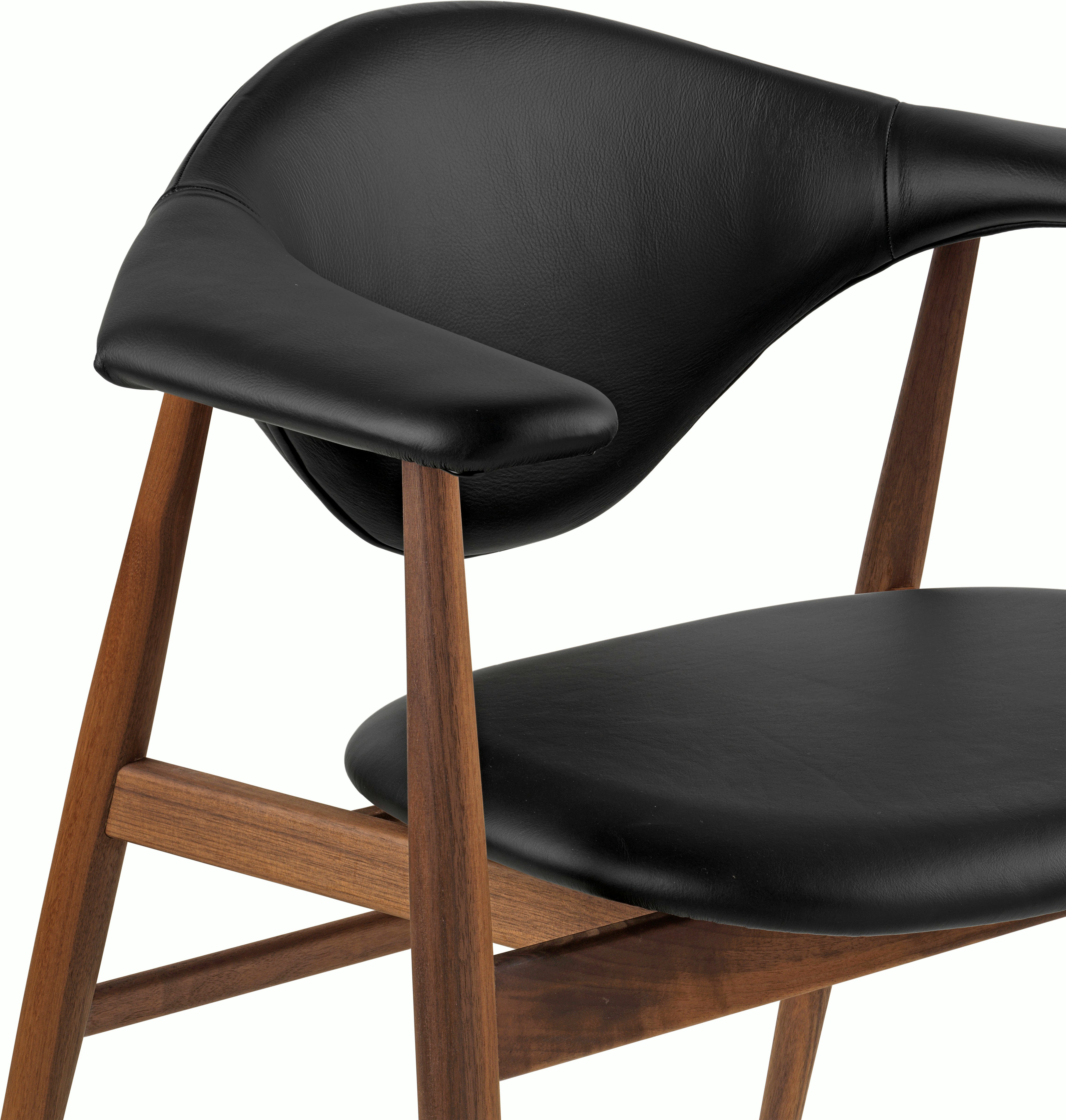 Masculo Chair in Walnut and Black Leather