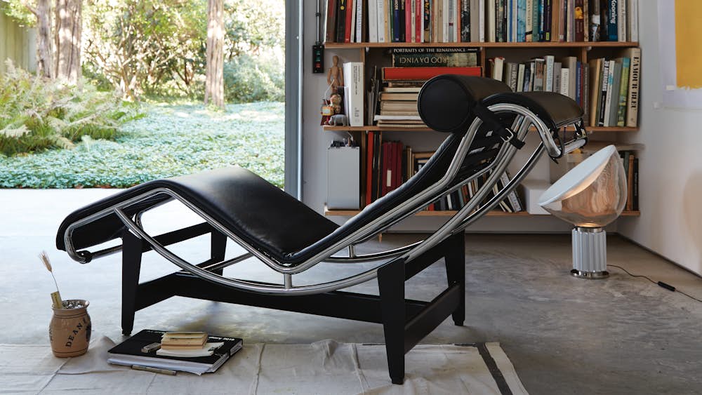 LC4 Chaise Longue in front of Bookshelf