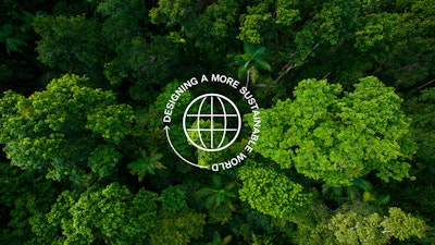 Un'icona che rappresenta un globo con la frase "Progettare un mondo più sostenibile" sovrapposta a un'immagine dall'alto di una foresta.