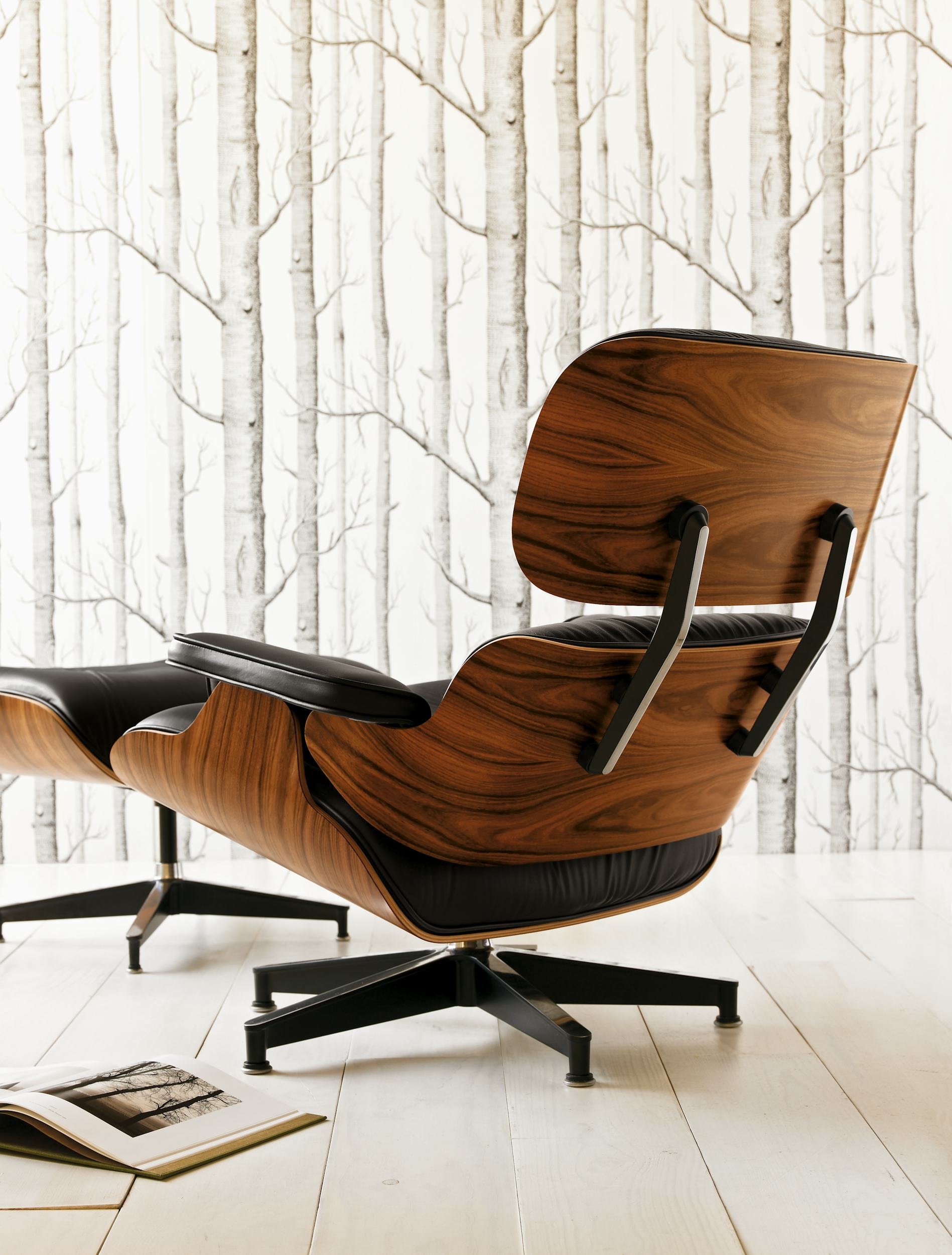 LOUNGE CHAIR AND OTTOMAN - Eames Office