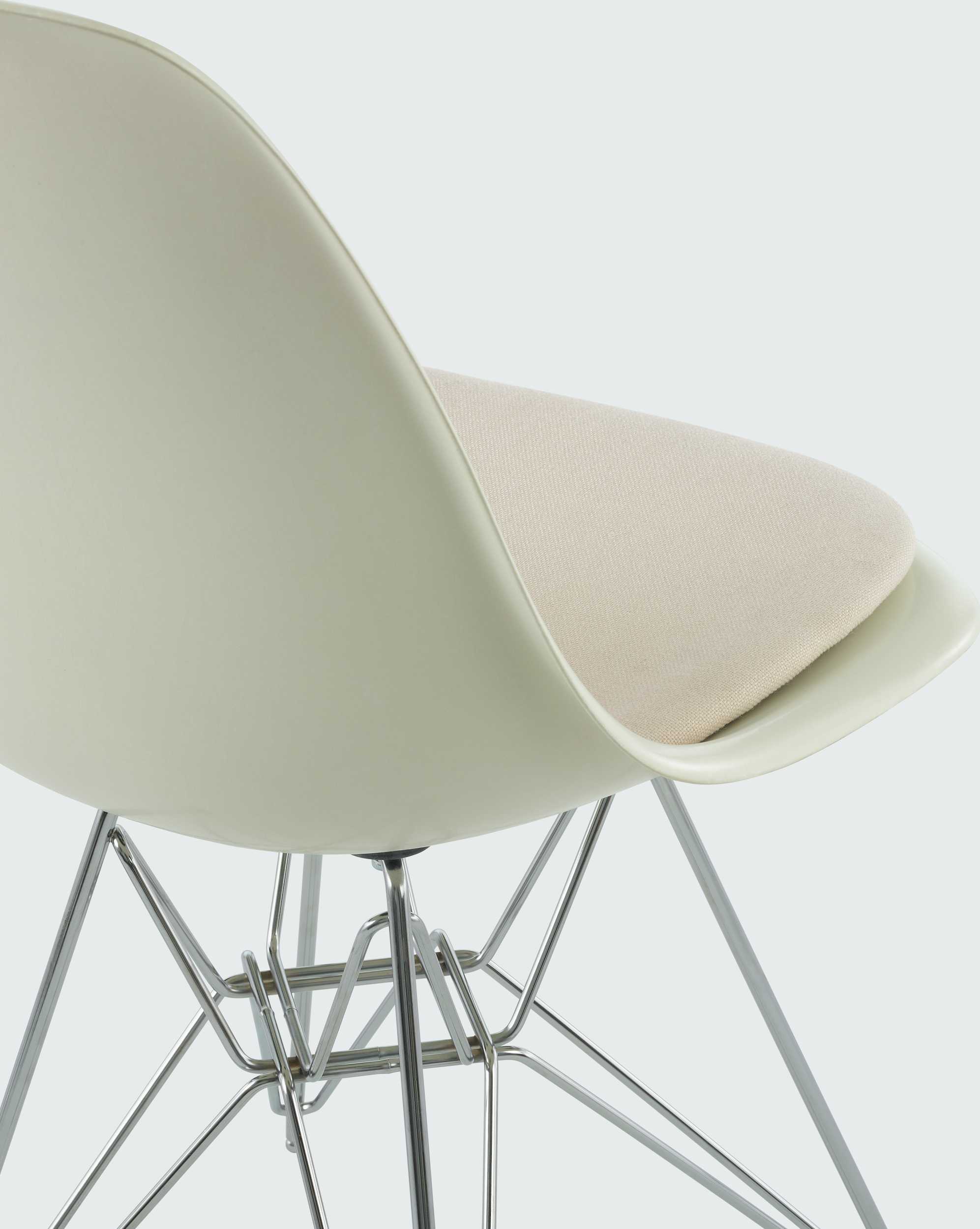 Eames Molded Fiberglass Side Chair with Seat Pad – Herman Miller Store