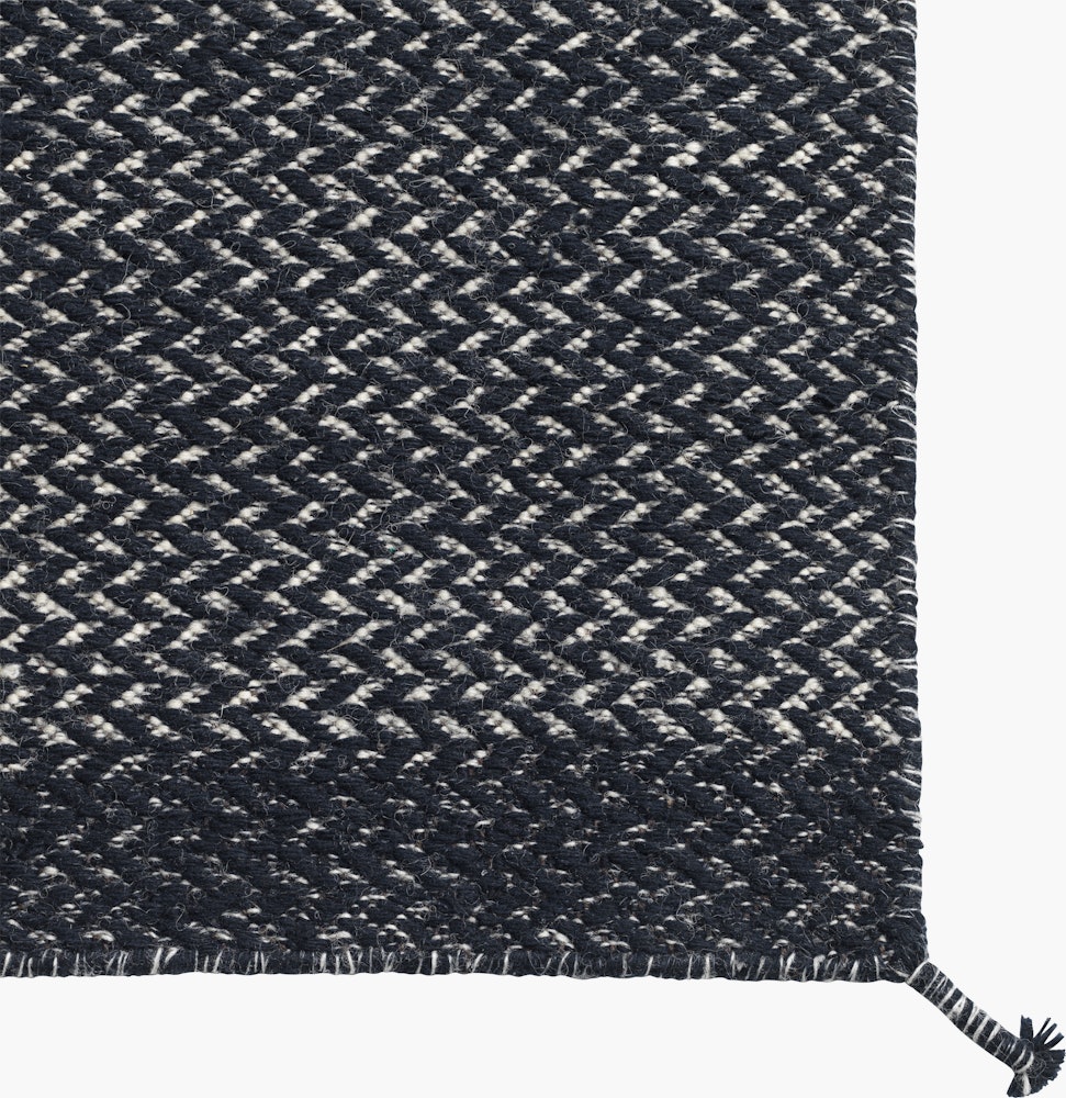 Ply rug 85x140 midnight blue detail