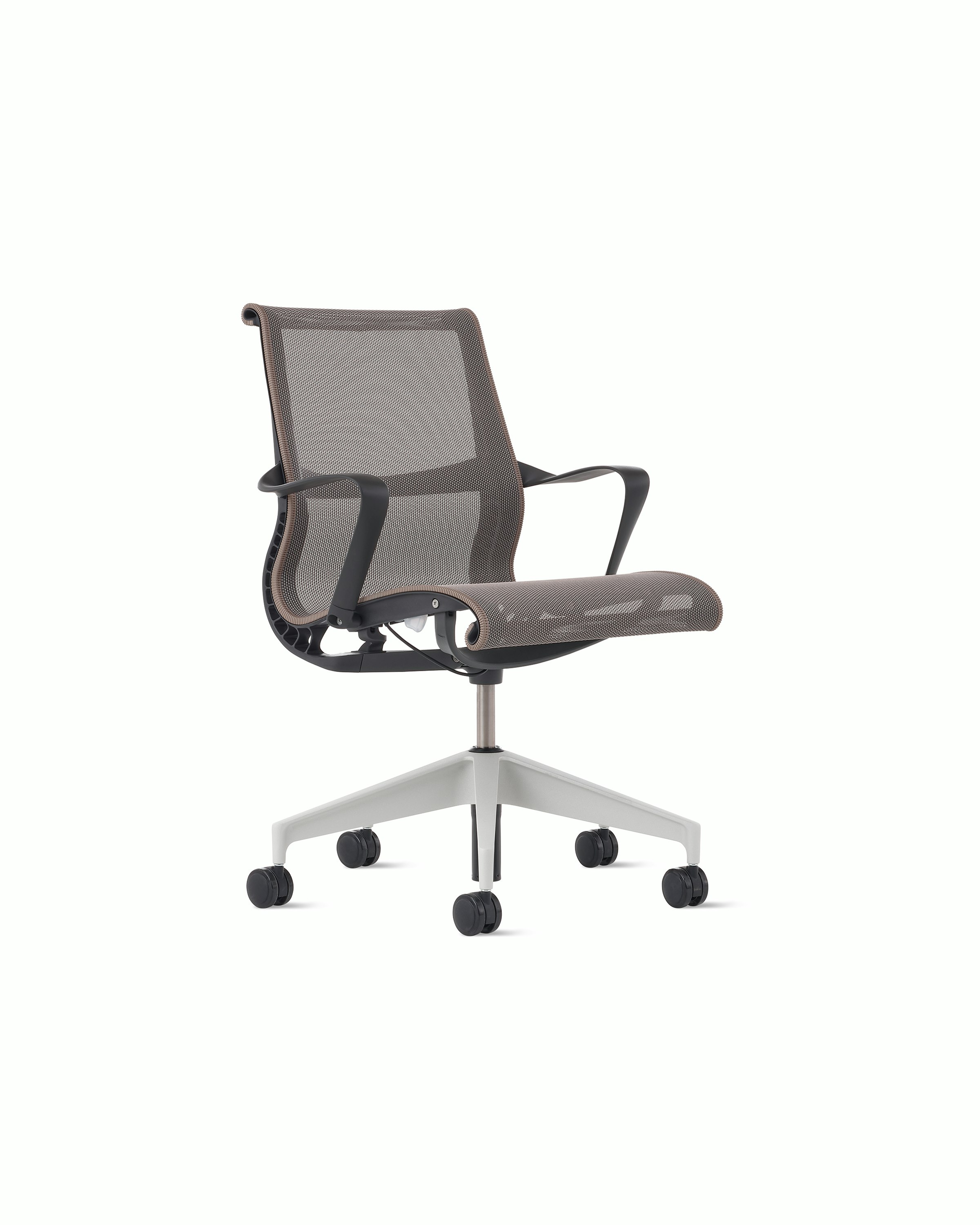 Front angle view of a Setu chair with fixed arms and frame in graphite, base in silver and suspension in light brown.