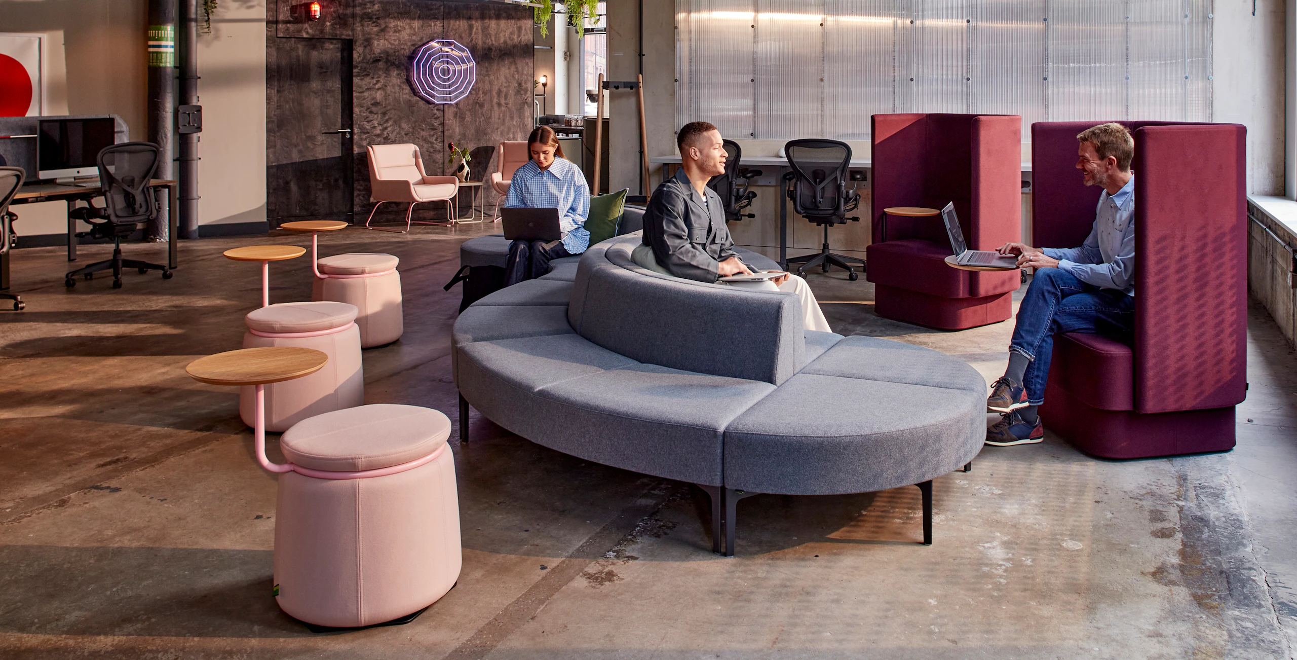 Reception area with Symbol Modular Seating, Lasso stools and Pullman Chairs, with Aeron chairs in the background.