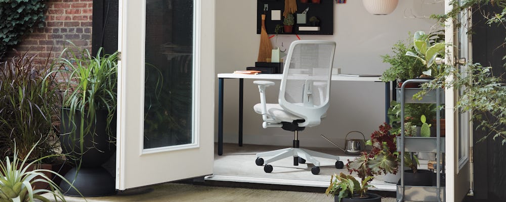 Renew Sit-To-Stand Desk with Aeron Chair