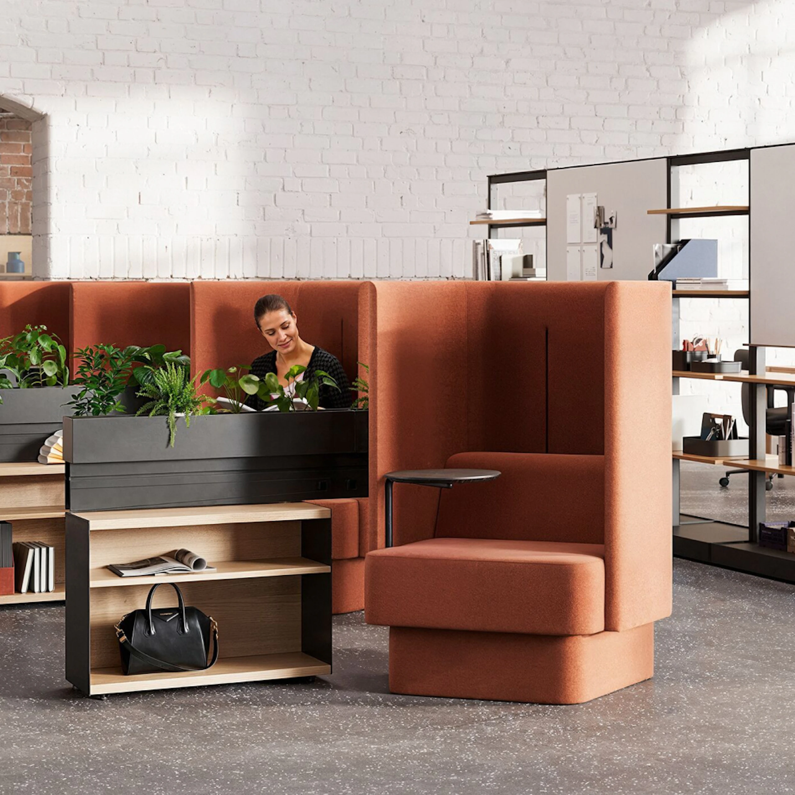Una configuración individual, con dos personas que trabajan por separado en espacios privados.