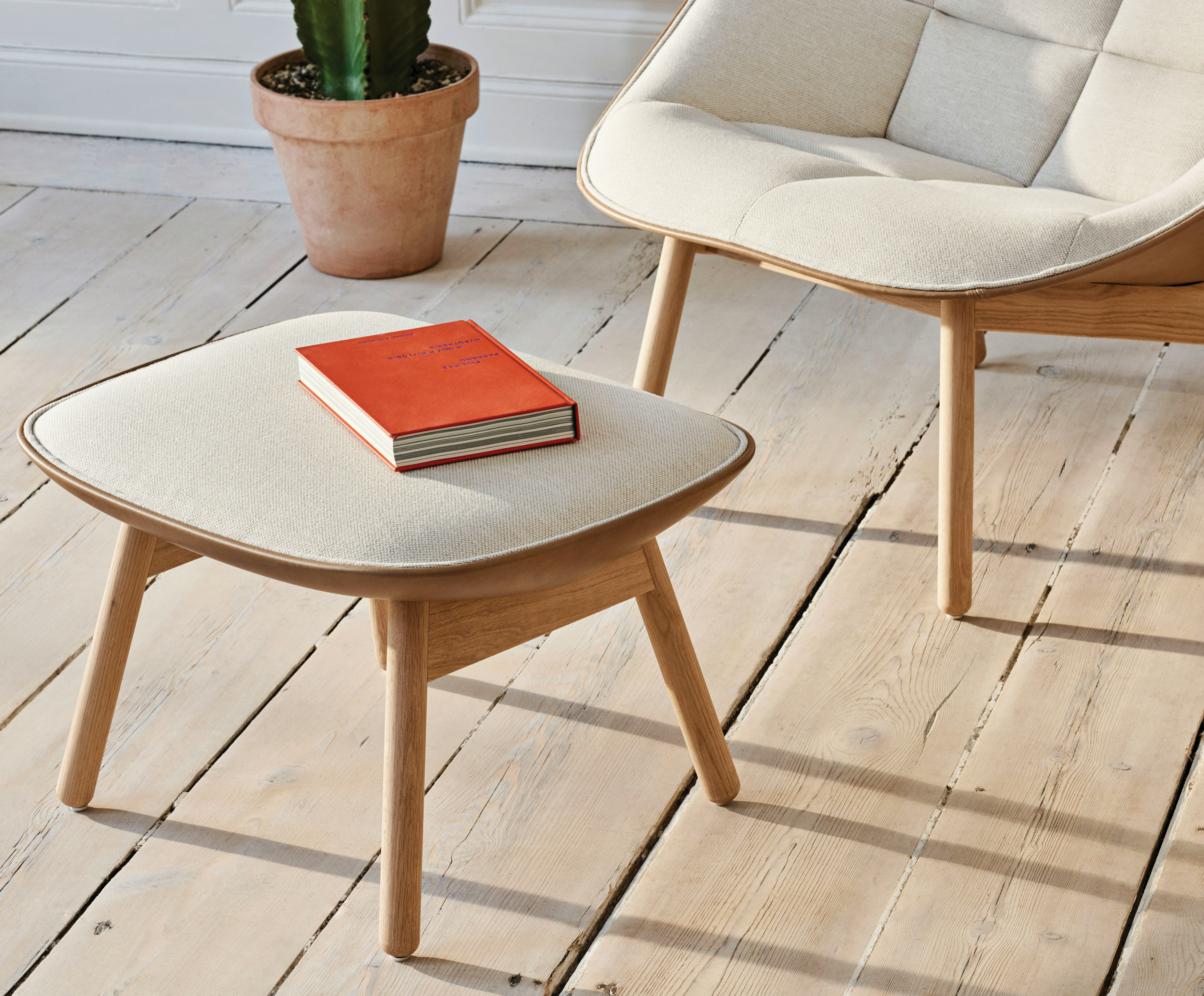 Uchiwa Lounge Chair and Ottoman