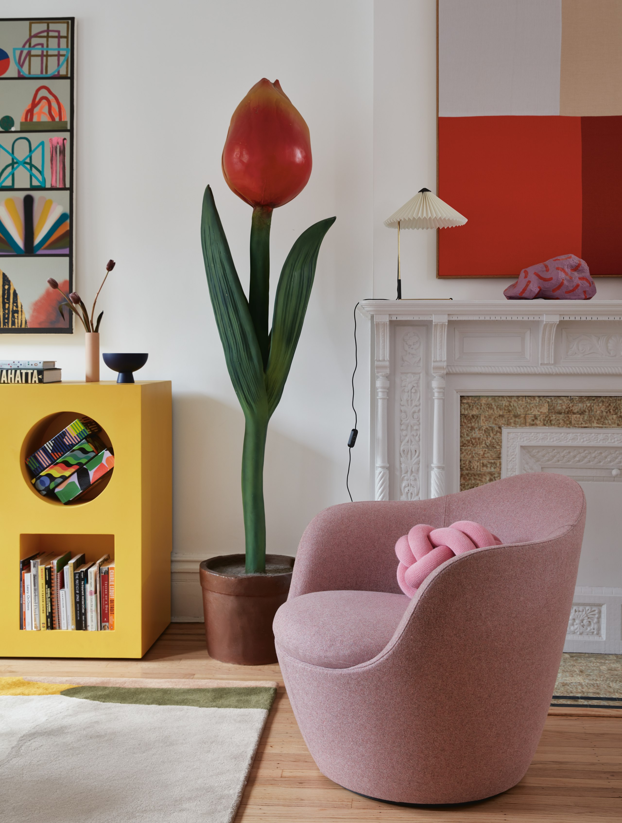 Lina Swivel Chair with Giant Tulip