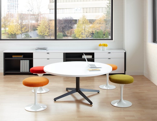 Dividends Horizon Knoll Dividends Horizon table with Saarinen Tulip stools