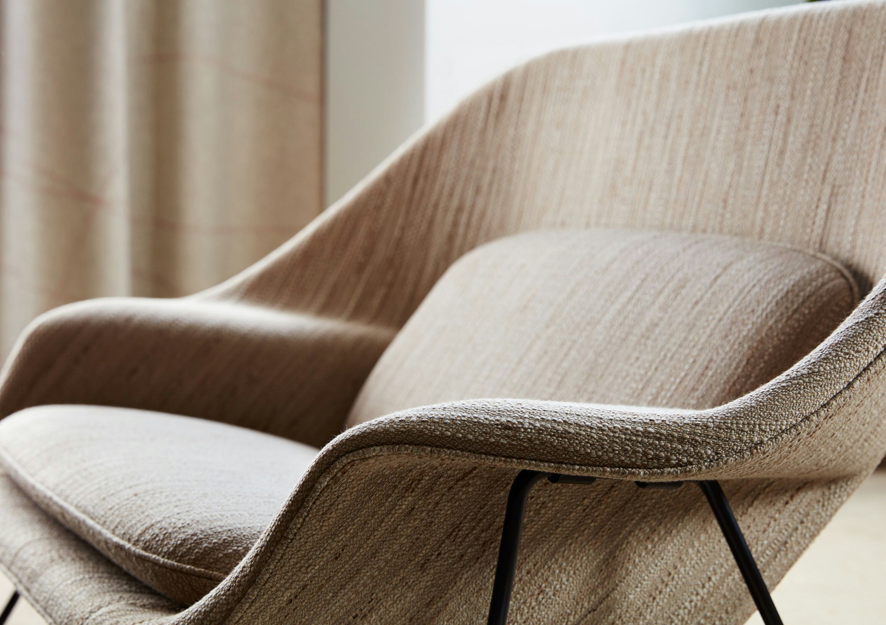 Womb™ Settee - Original Design | Knoll