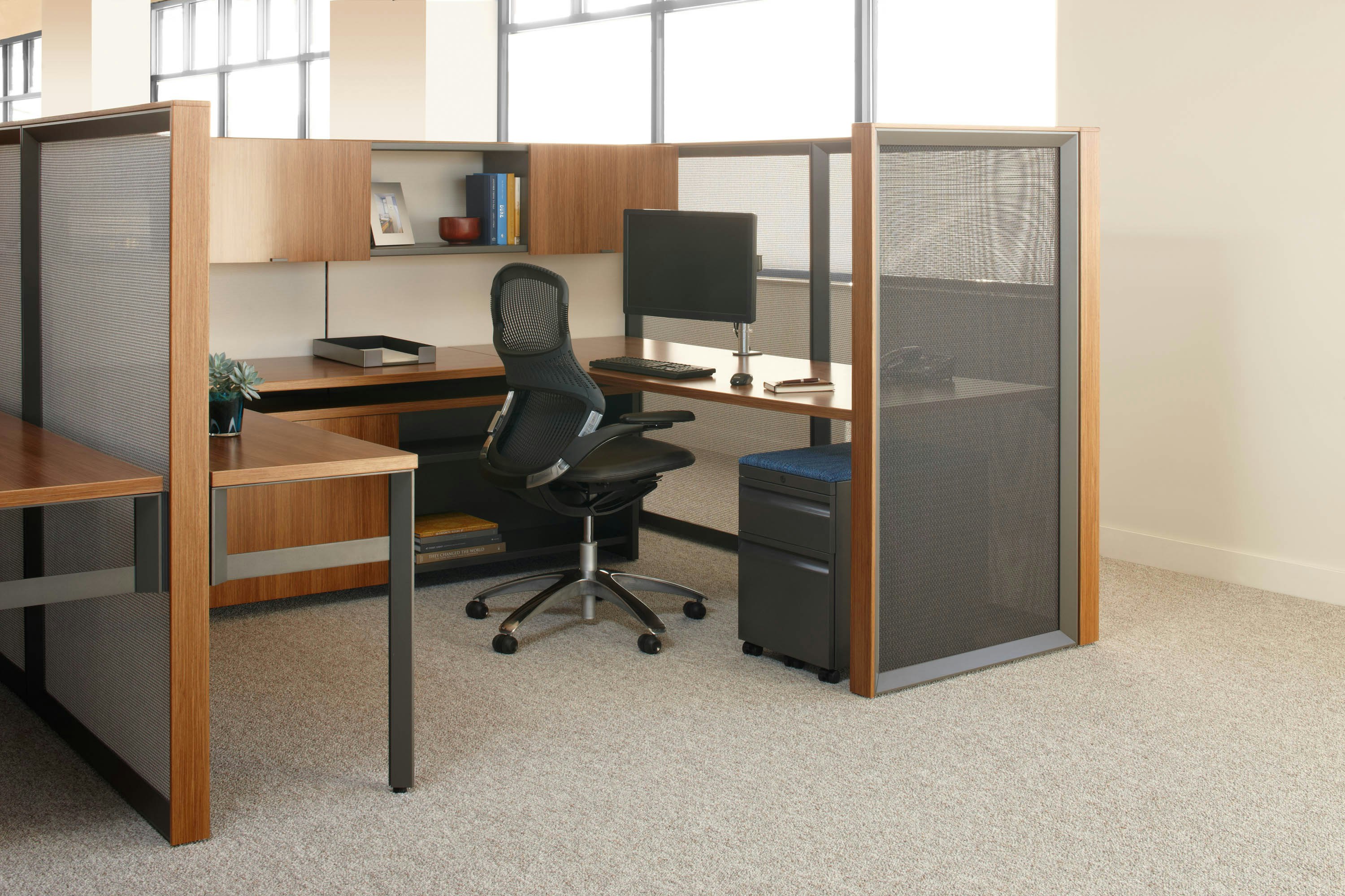 Dividends Skyline open plan workstation with open weave screen detail.
