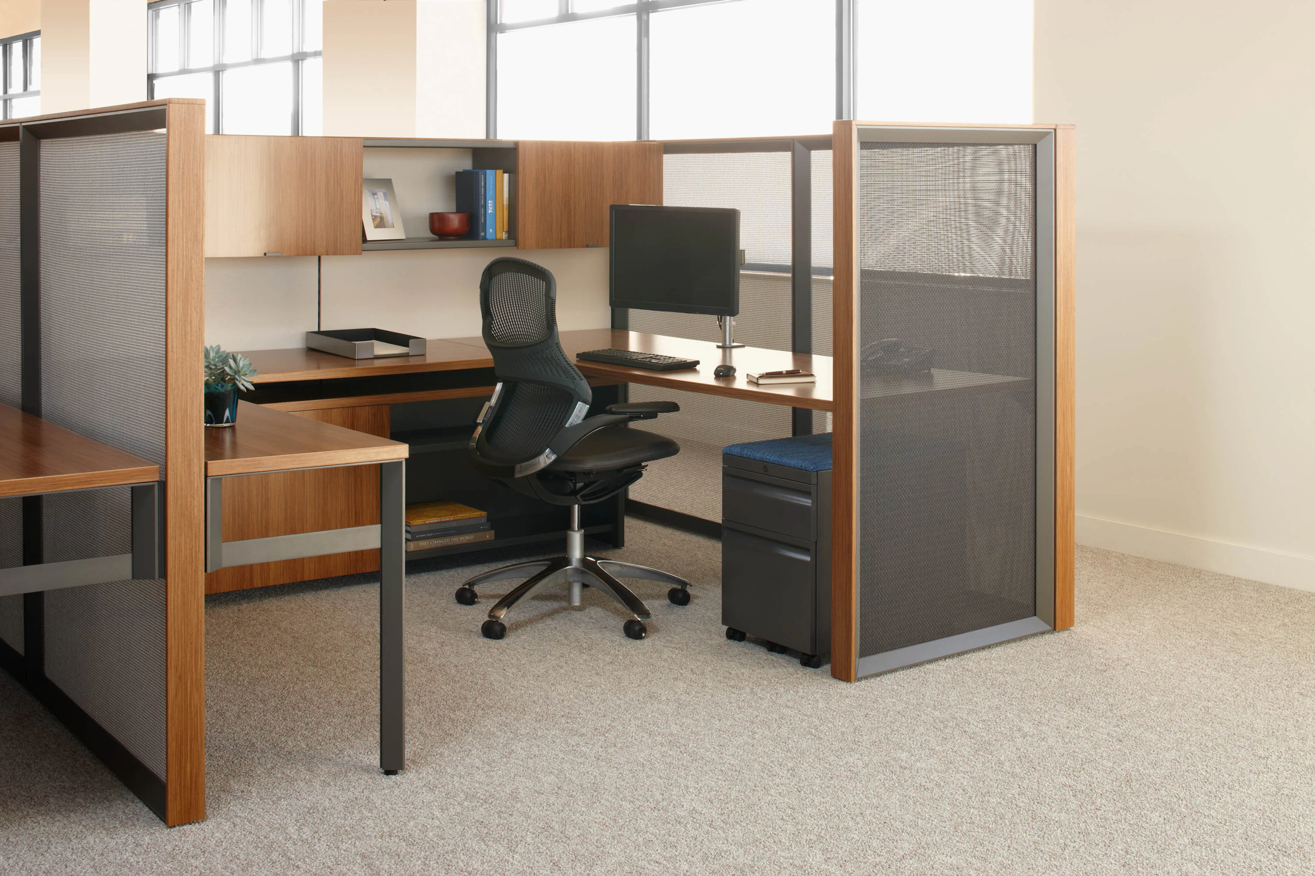 Dividends Skyline open plan workstation with open weave screen detail.