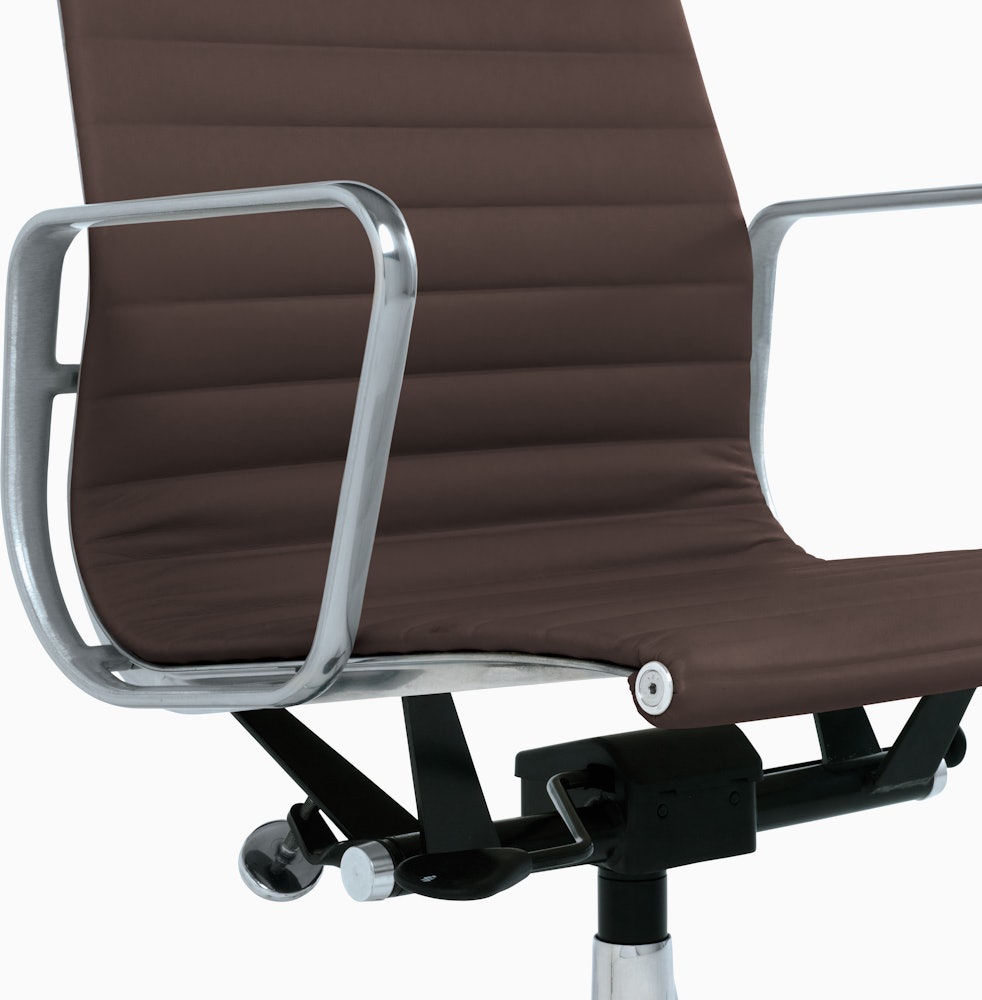 Eames Aluminum Group Management Chair with Pneumatic Lift