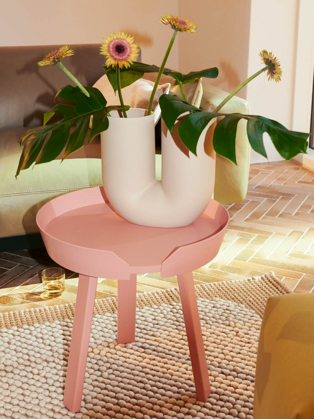 Around Coffee Table with Kink Vase