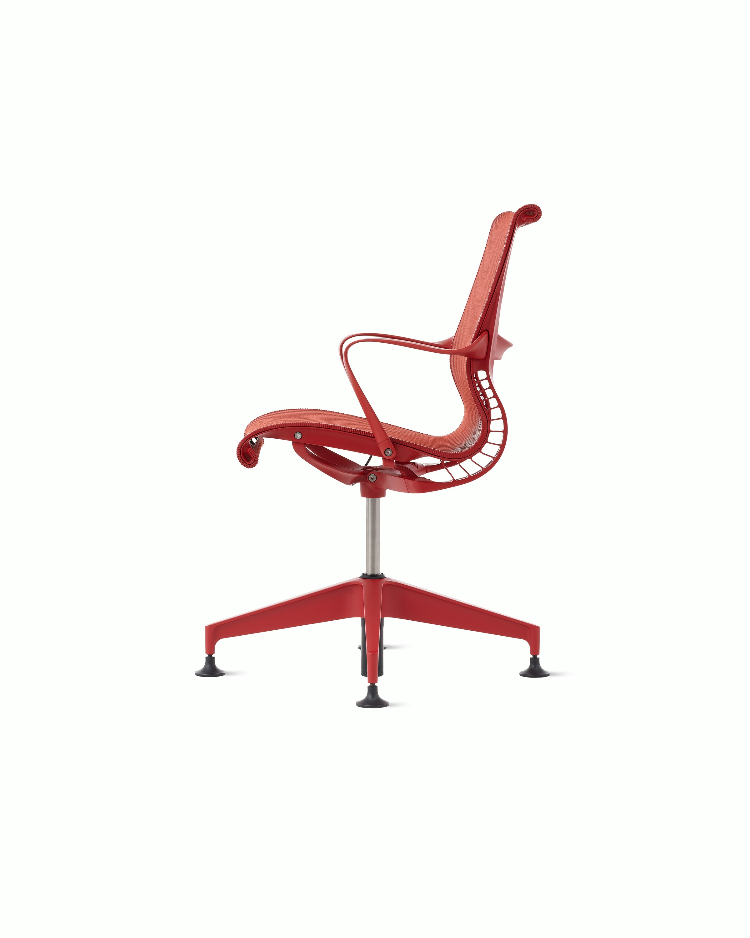Side  view of a Setu side chair with fixed arms in red.