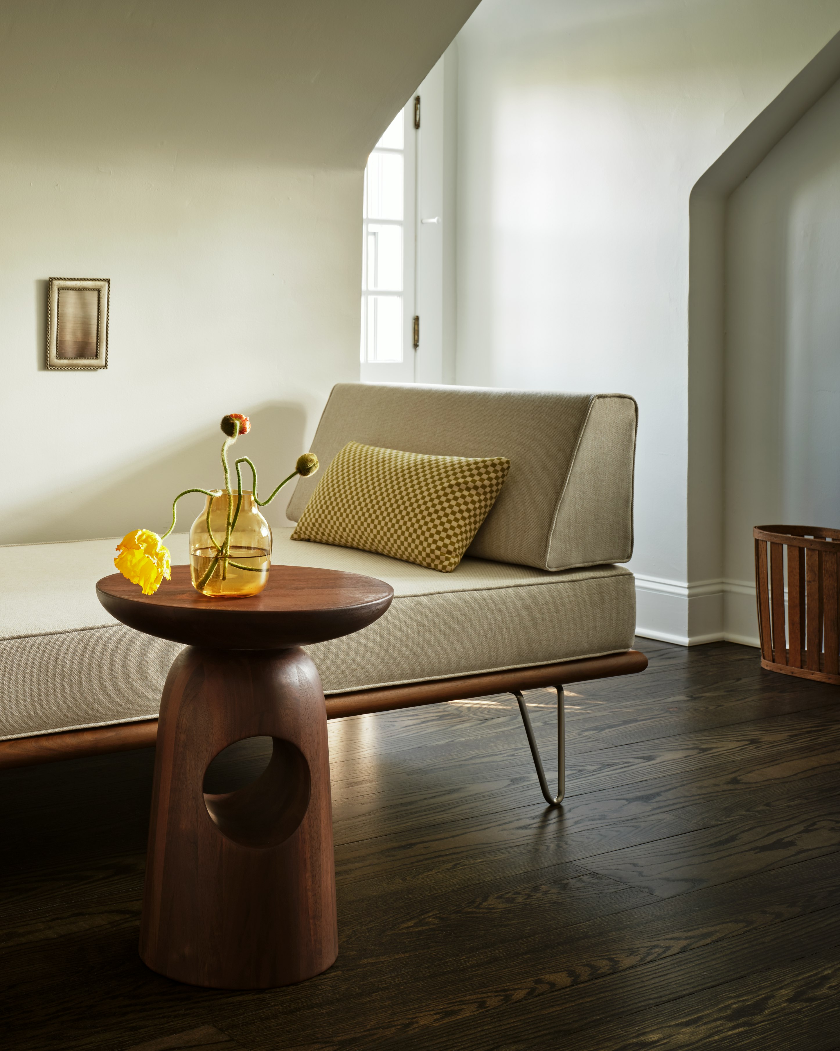 Hew Side Table Form E in walnut with Nelson Daybed