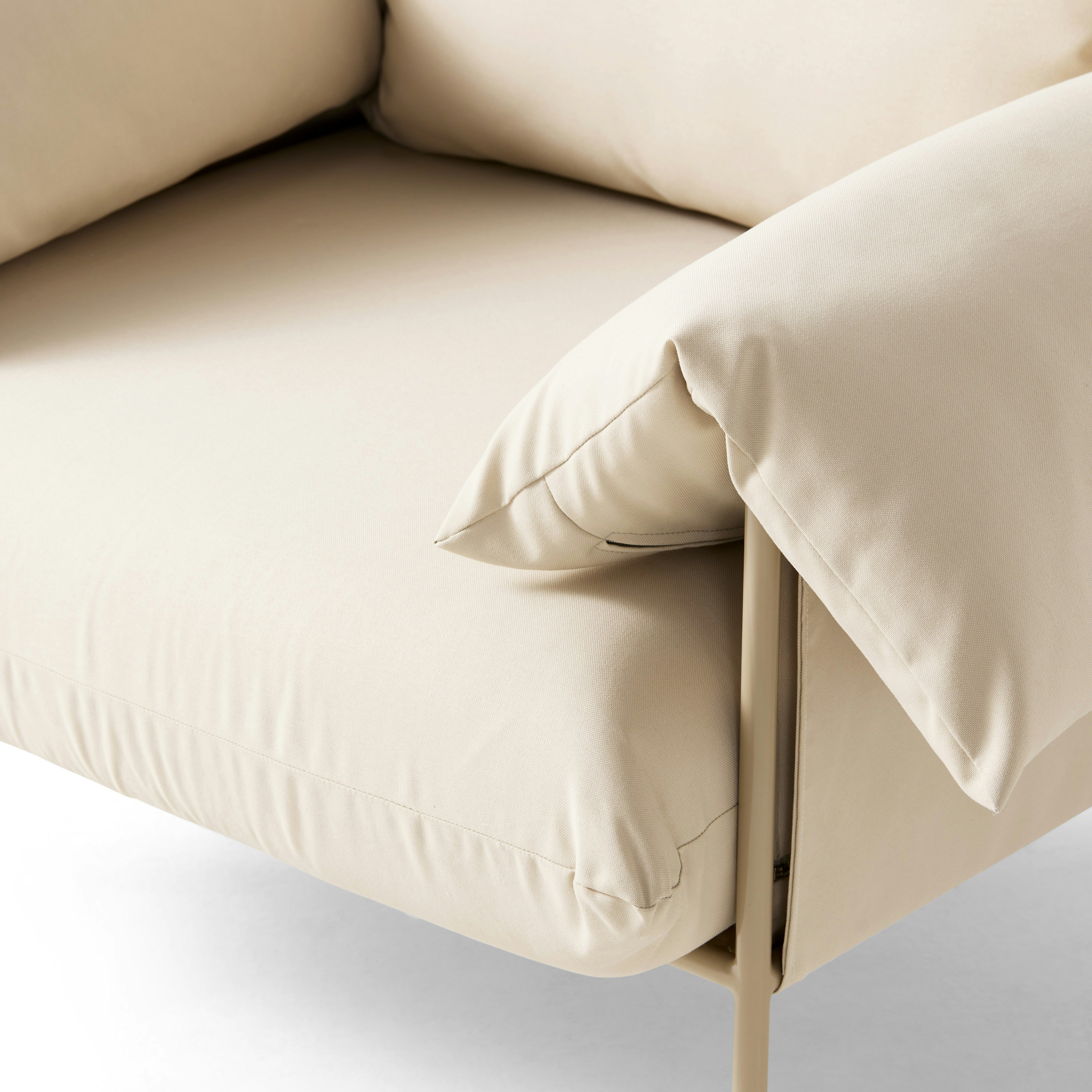 Alva Outdoor Lounge Chair in Palermo Sand