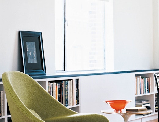 Womb Chair, Saarinen Side Table Saarinen Womb Chair with chrome base and marble Saarinen Side Table