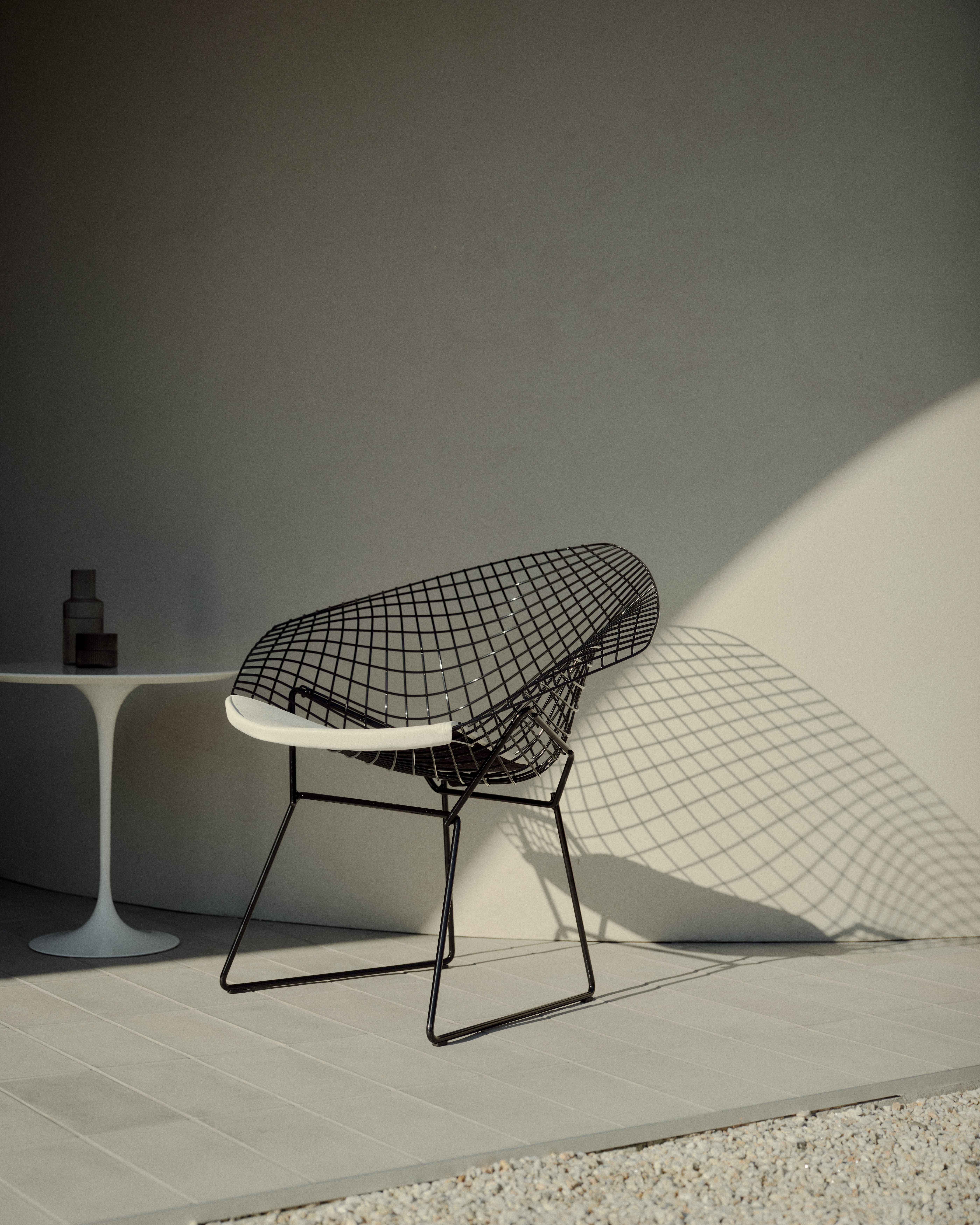 Bertoia Diamond Outdoor Lounge Chair in black and white
