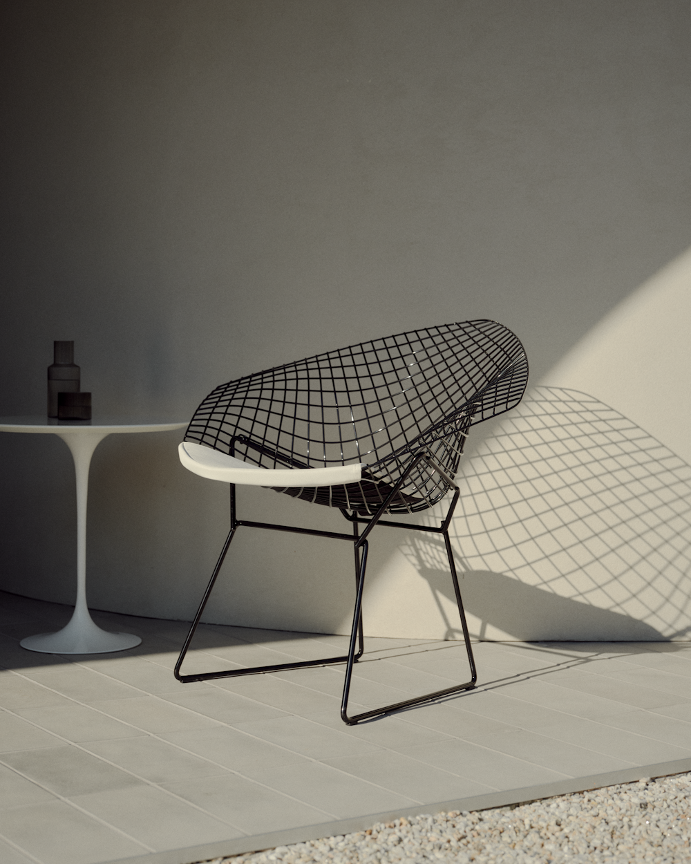 Bertoia Diamond Outdoor Lounge Chair in black and white