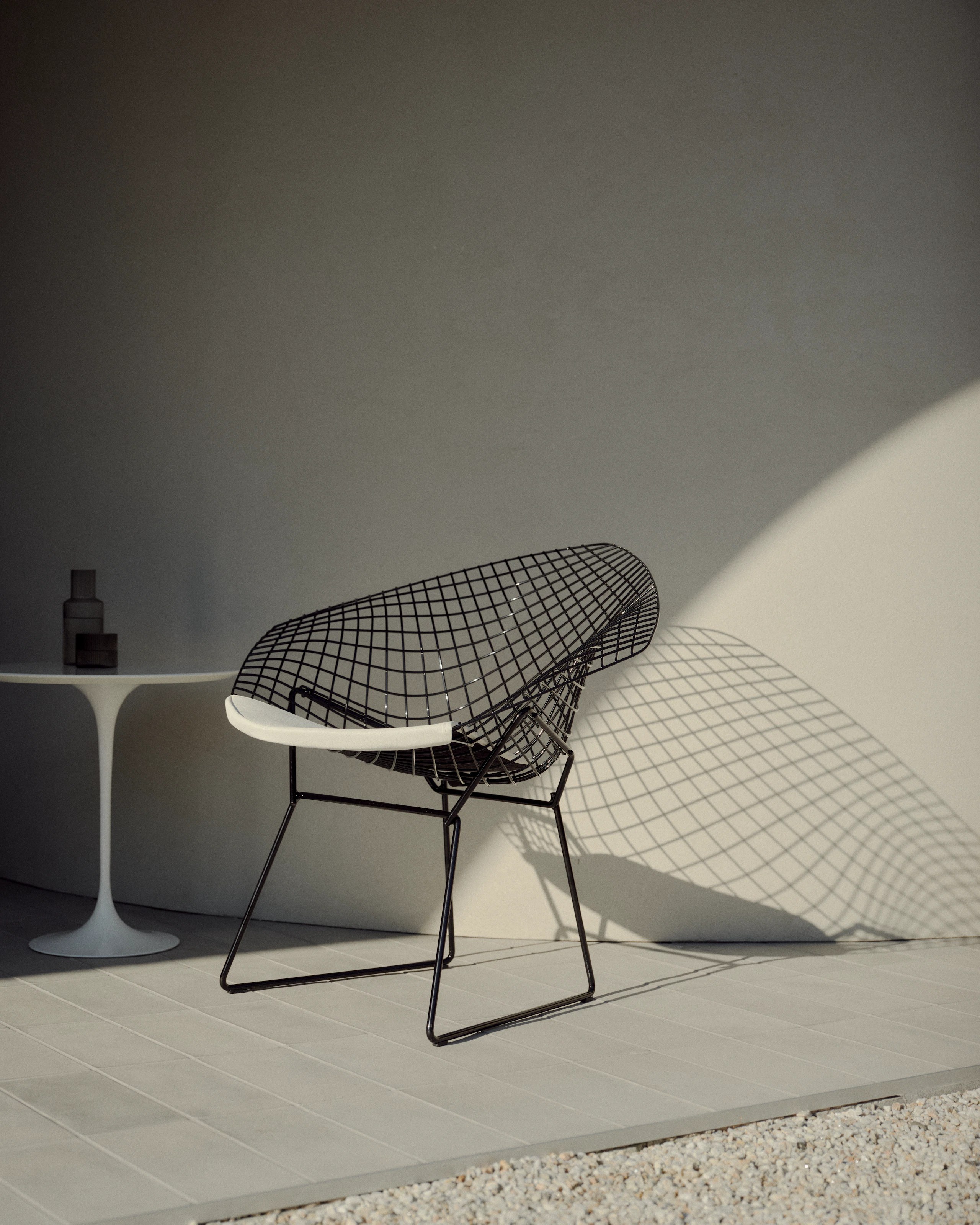 Bertoia Diamond Outdoor Lounge Chair in black and white