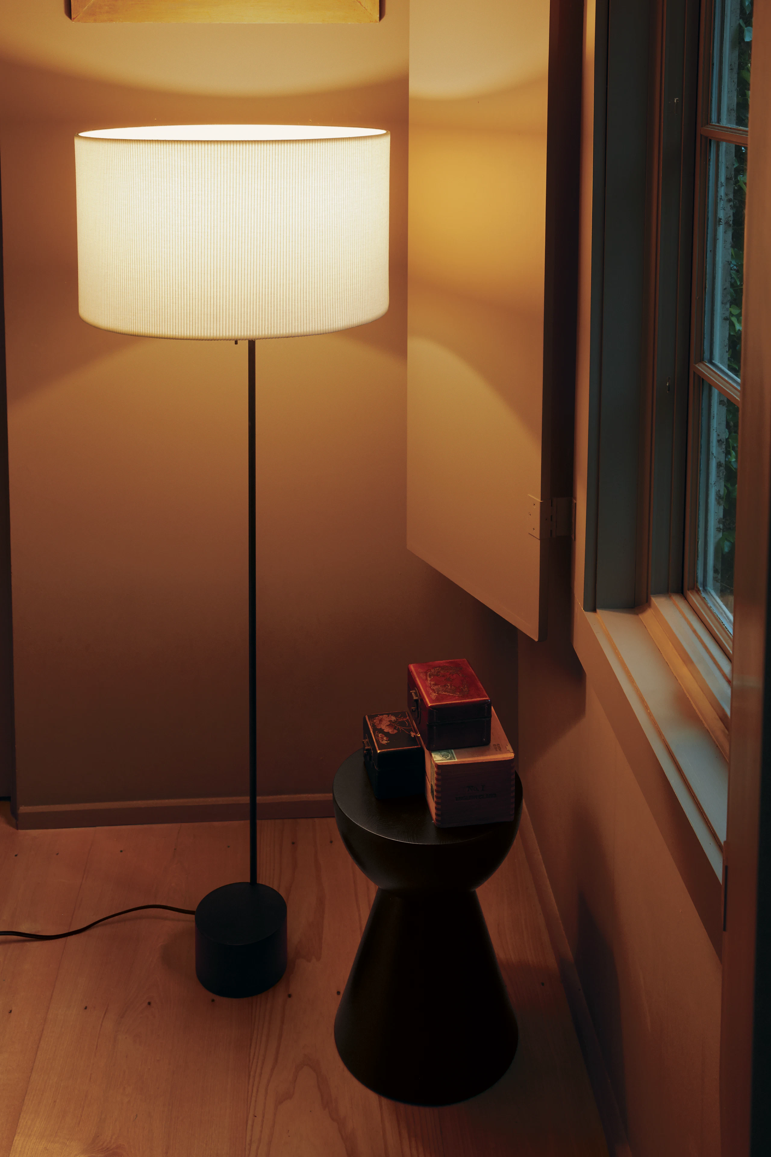 Pleat Drum Floor Lamp with Hew Table