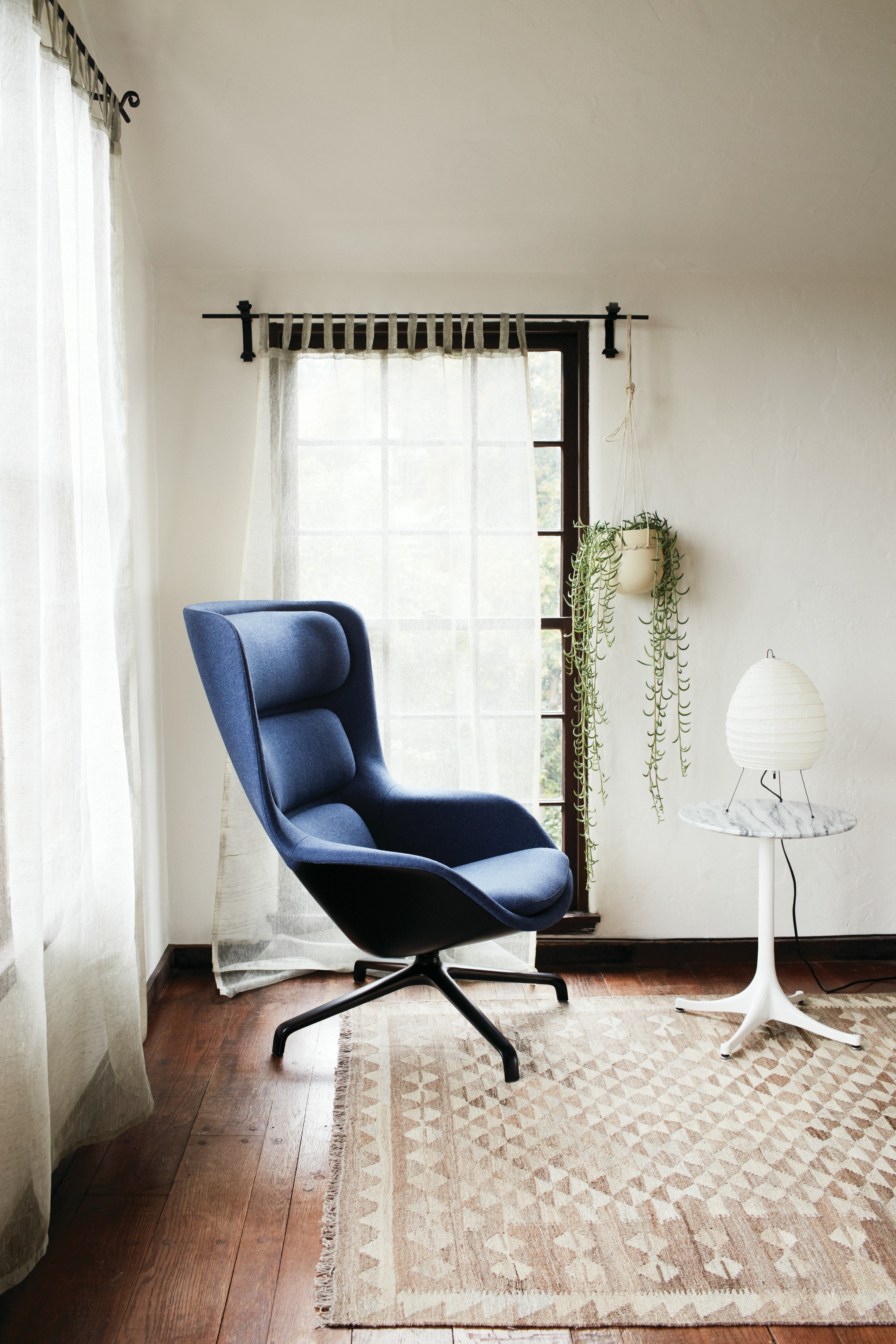 Nelson Pedestal Table Outdoor