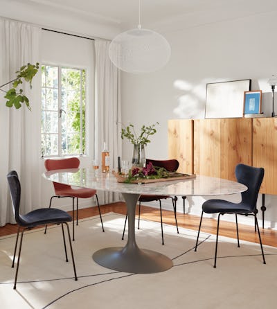 Saarinen Dining Table Oval with Series 7 Chair