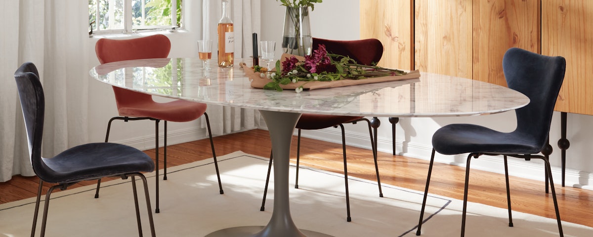 Saarinen Dining Table Oval with Series 7 Chair
