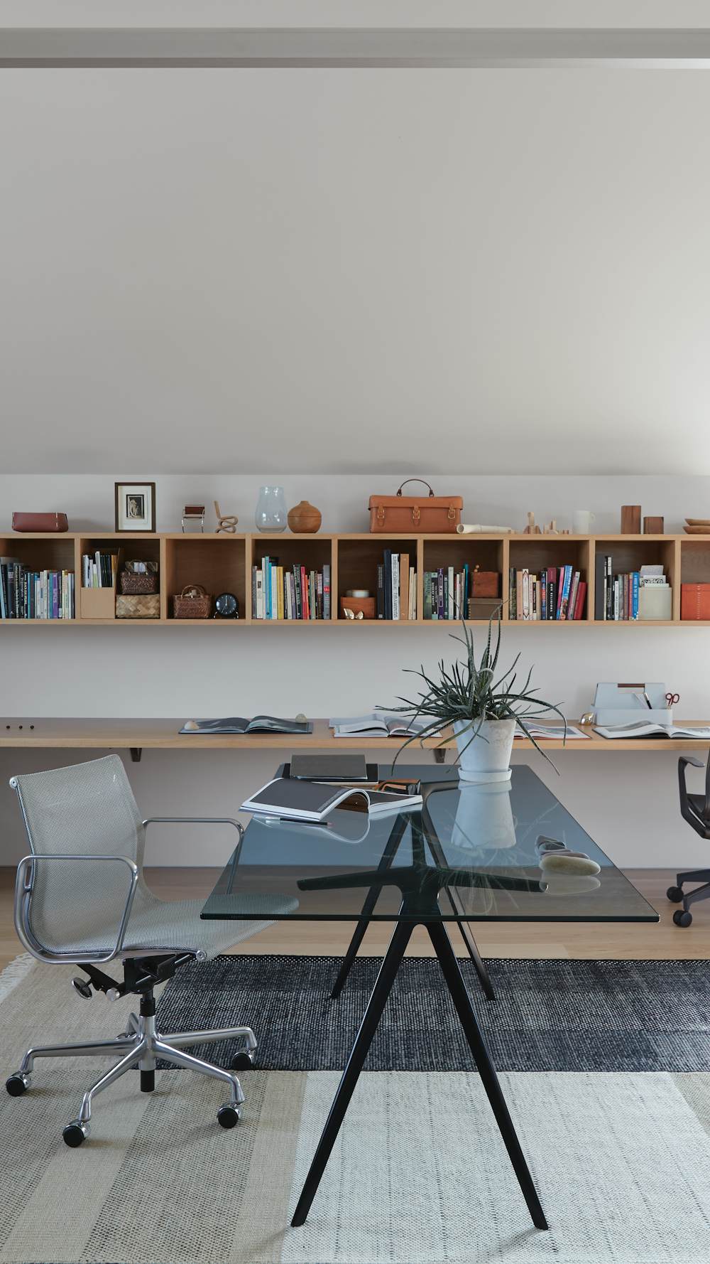 Eames Aluminum Group Office Chair with Baguette Table in a home office setting