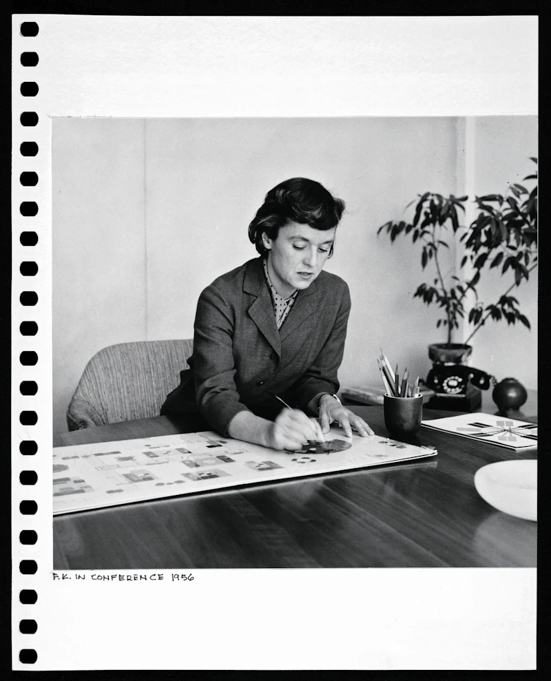 Florence Knoll trabajando en un boceto de interiores
