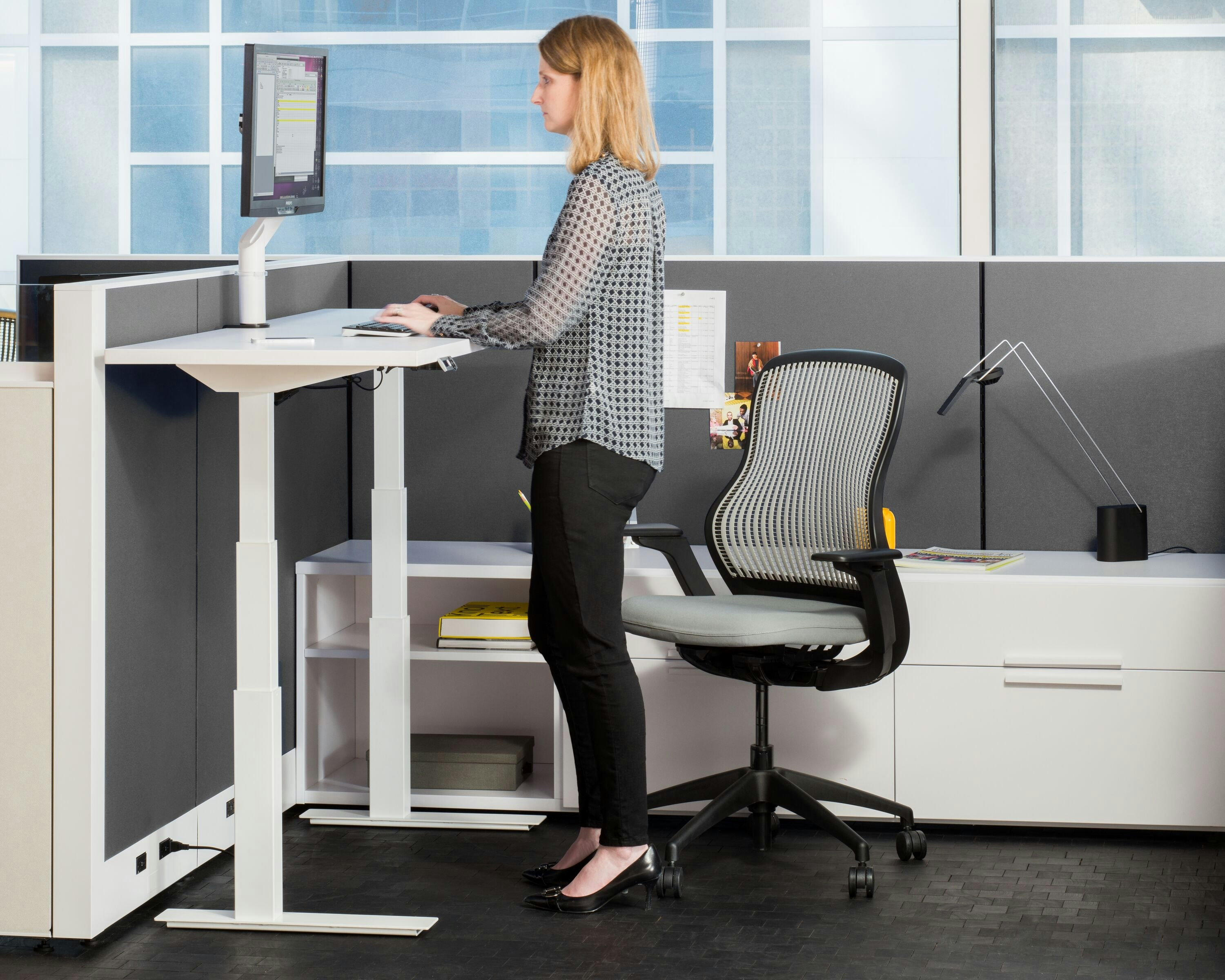 Knoll standing online desk