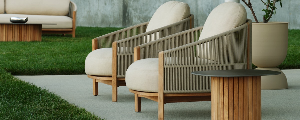 Softlands Outdoor Lounge Chair and Outdoor Side Table in an outdoor lawn setting