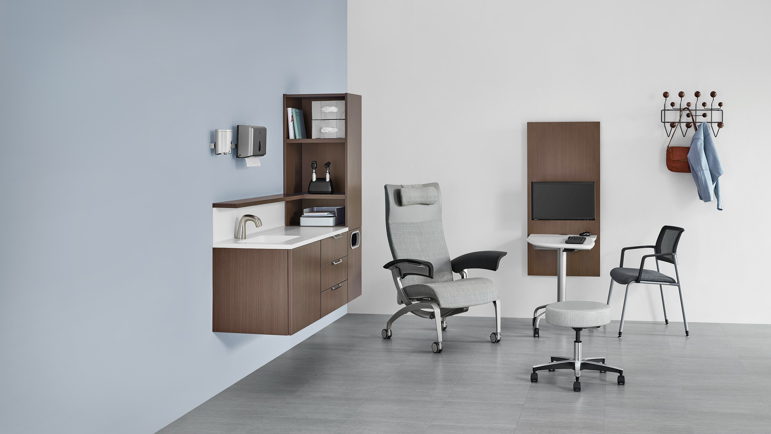 An exam room featuring Mora System with Intent Solution. A Nala Patient Chair is facing a Verus Side Chair.