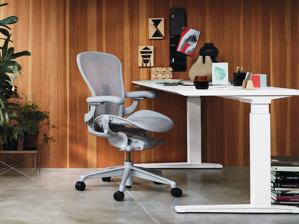 Renew Sit-To-Stand Desk with Aeron Chair