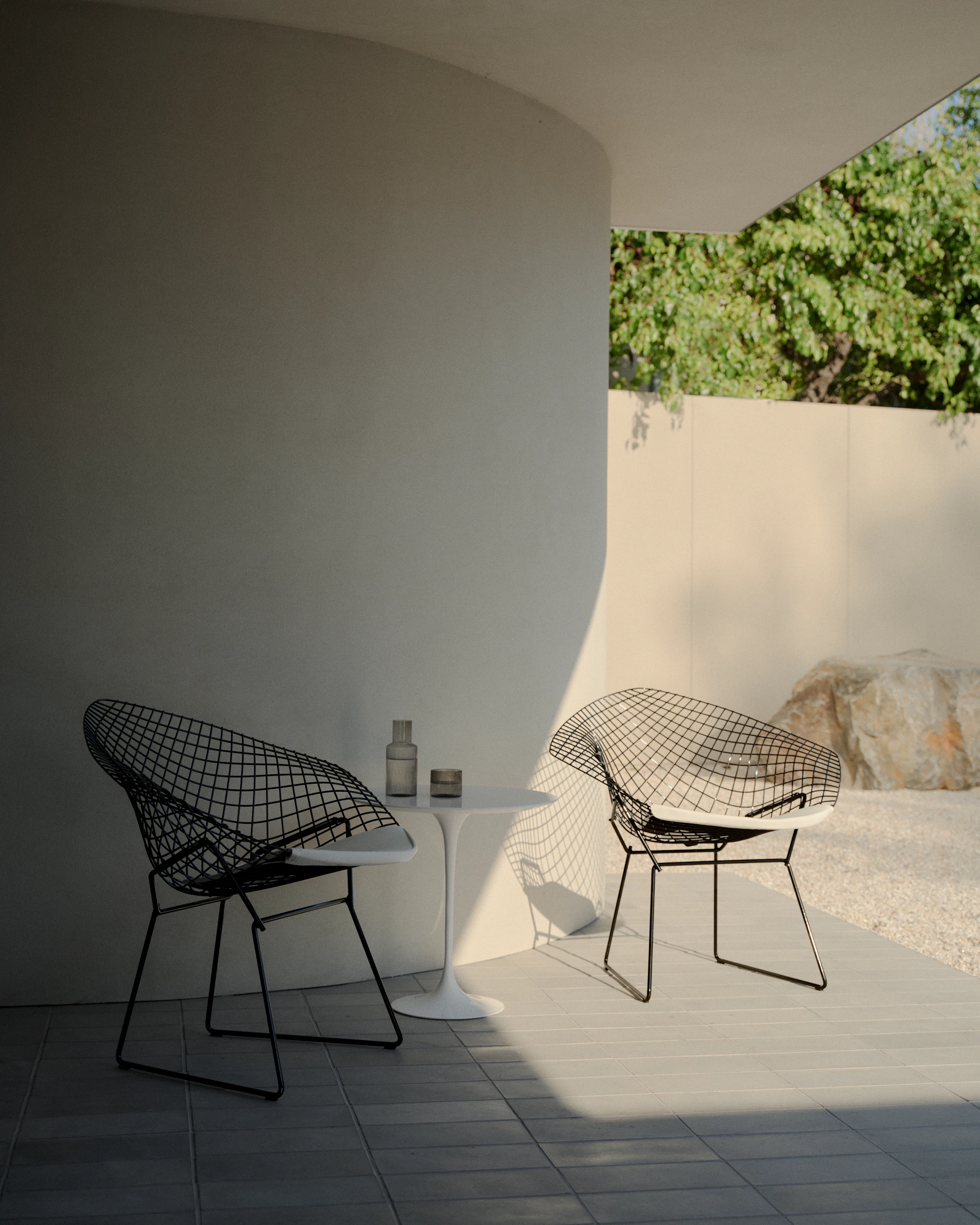 Bertoia Diamond Outdoor Lounge Chair in black and white