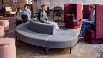 Ontvangstruimte met Symbol Modular Seating, Lasso-krukken en Pullman-stoelen, met Aeron-stoelen op de achtergrond.