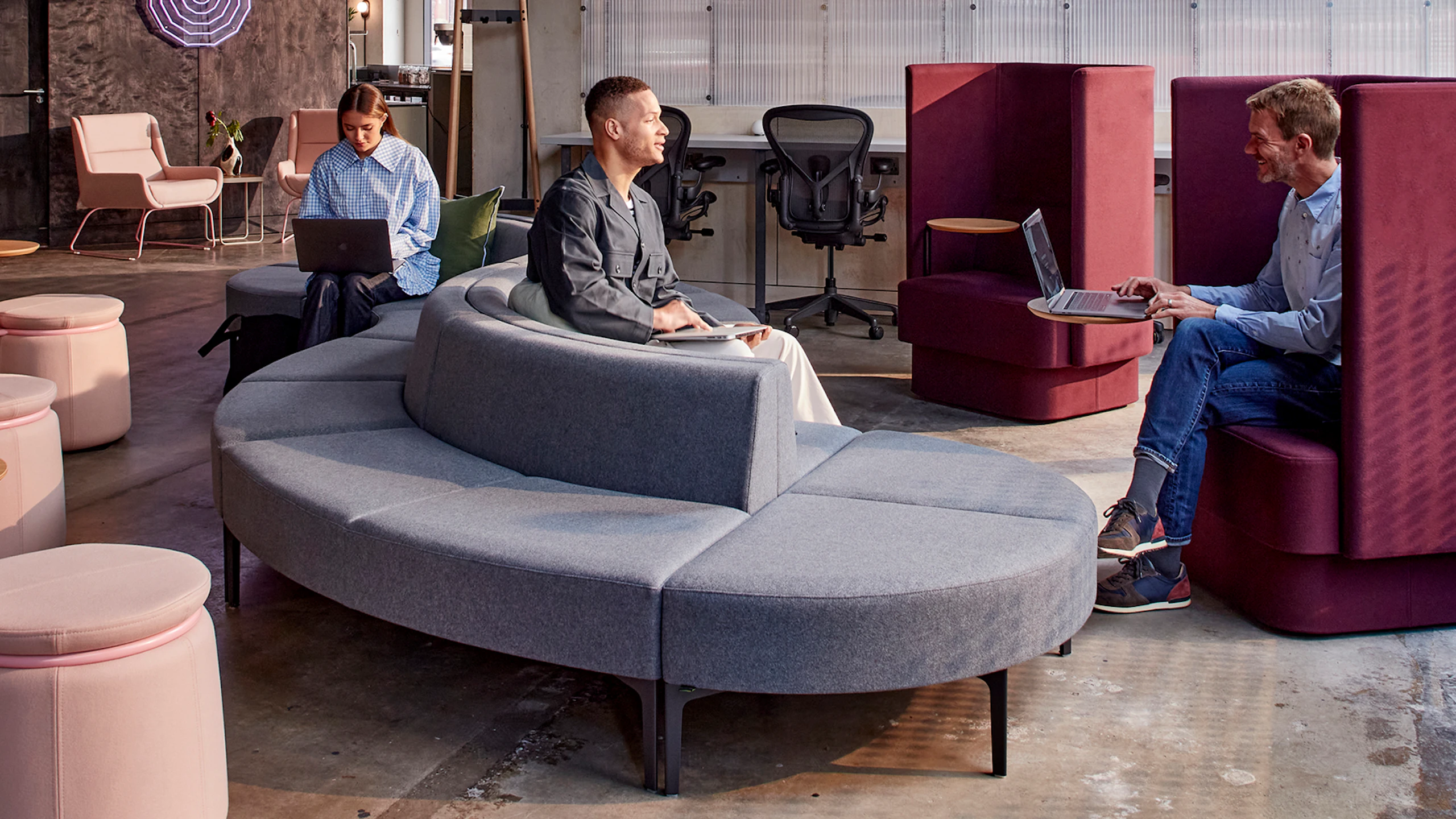 Reception area with Symbol Modular Seating, Lasso stools and Pullman Chairs, with Aeron chairs in the background.