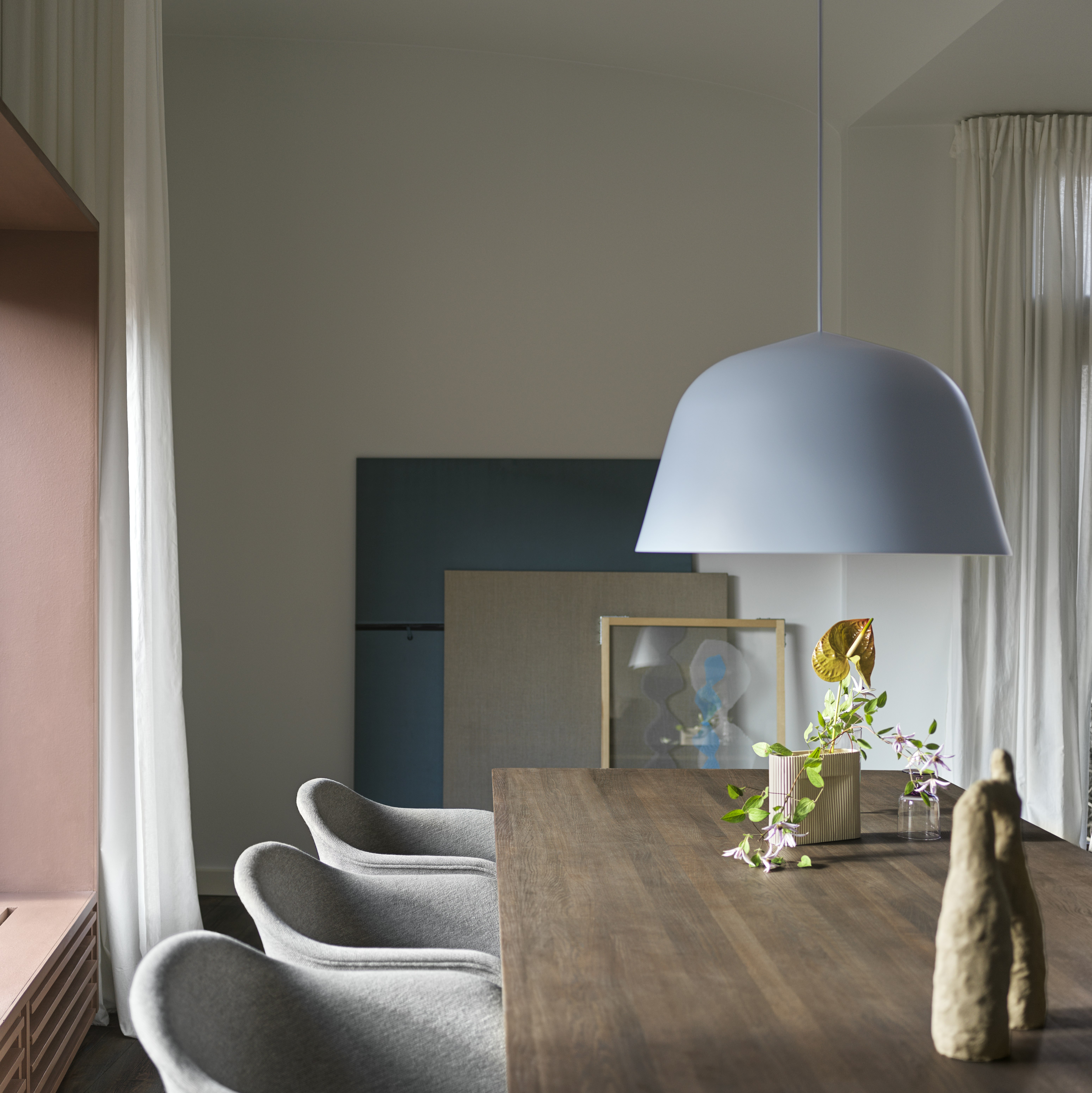 70/70 Table Smoked Oak/Sand, Ambit Pendant Lamp Ø 55cm - Light Blue, Fiber Armchair Swivel Base Clay 12/Polished Aluminum, Ridge Vase 16 cm - Off-White