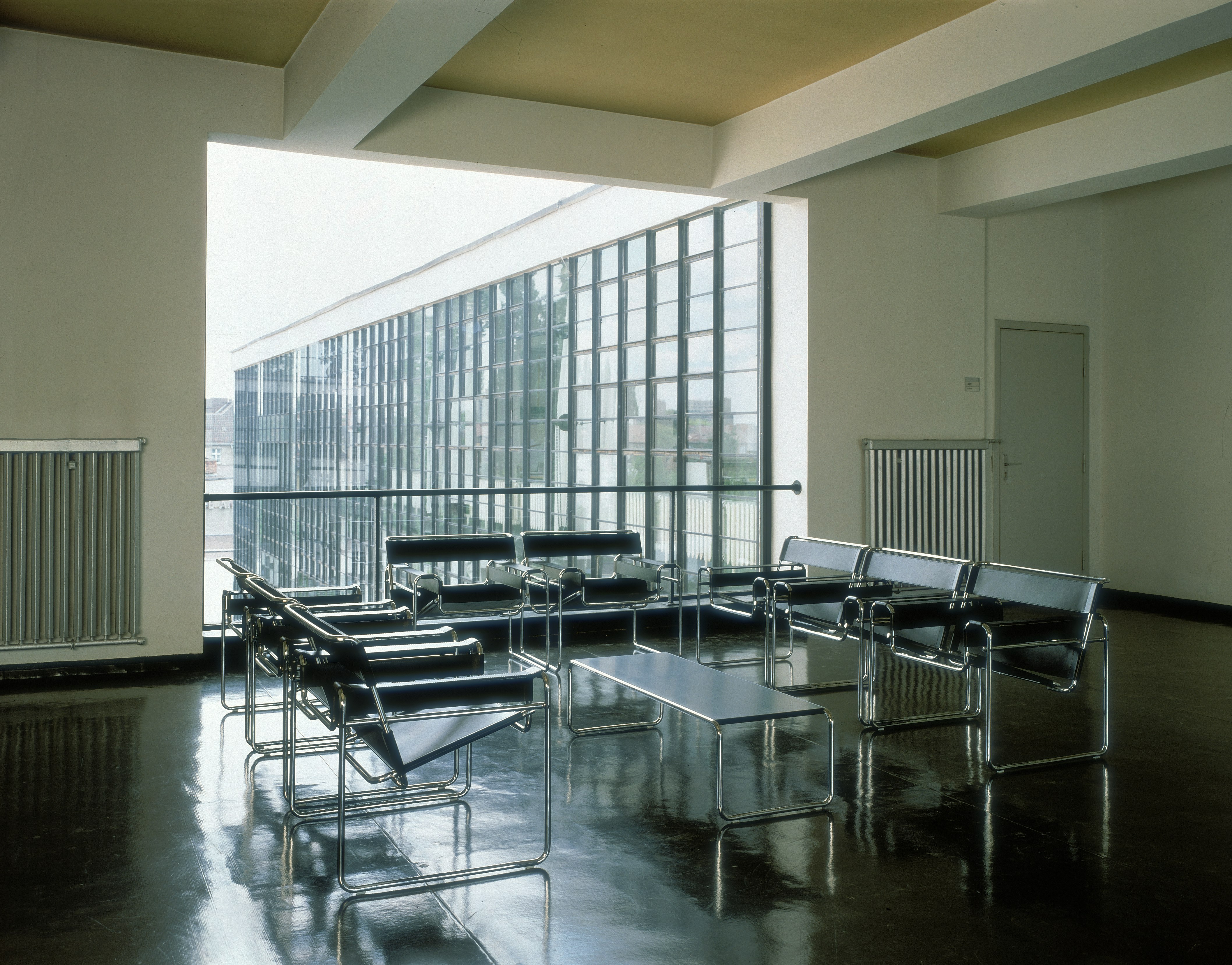 Wassily Chairs Laccio Tables