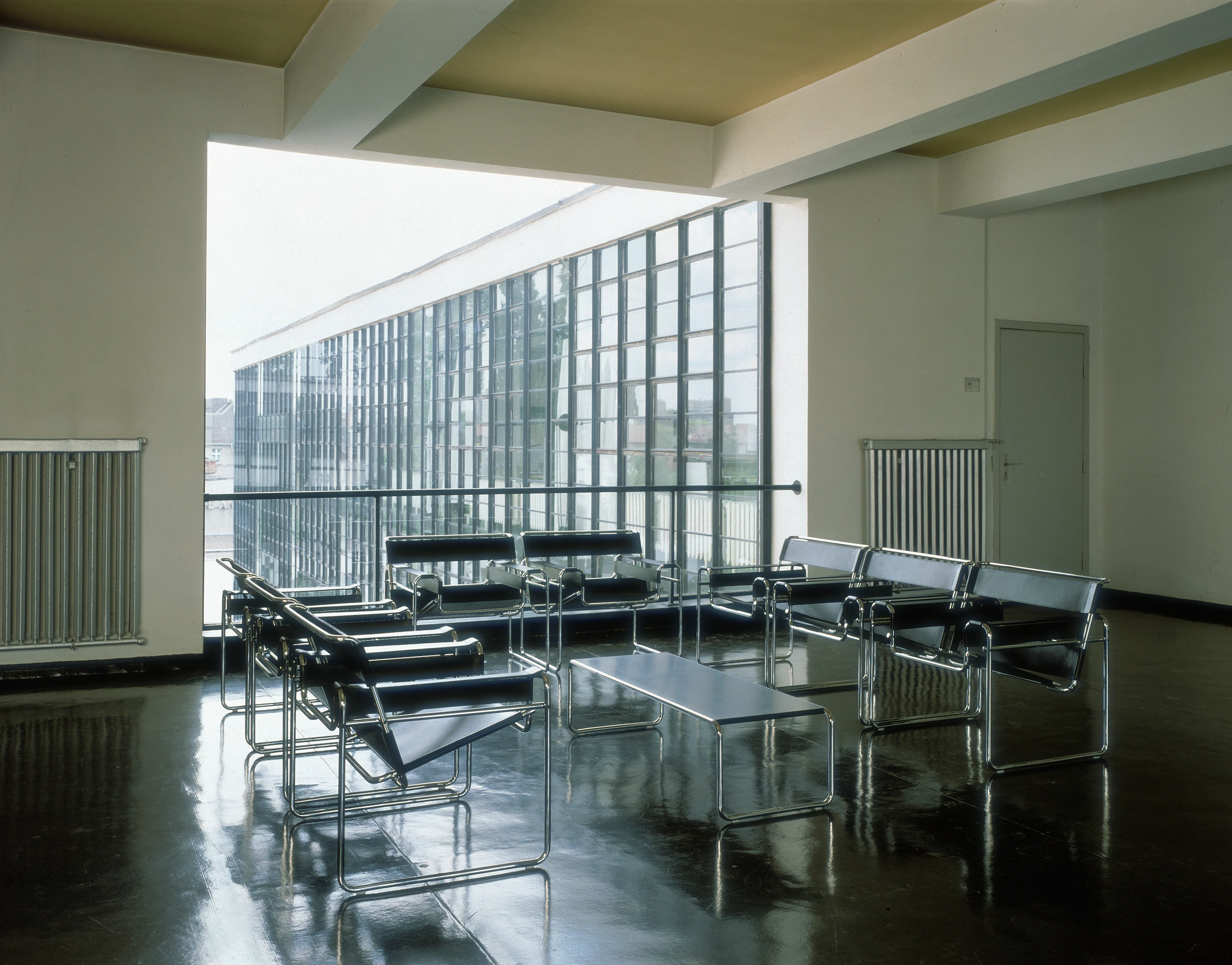 Wassily Chairs Laccio Tables