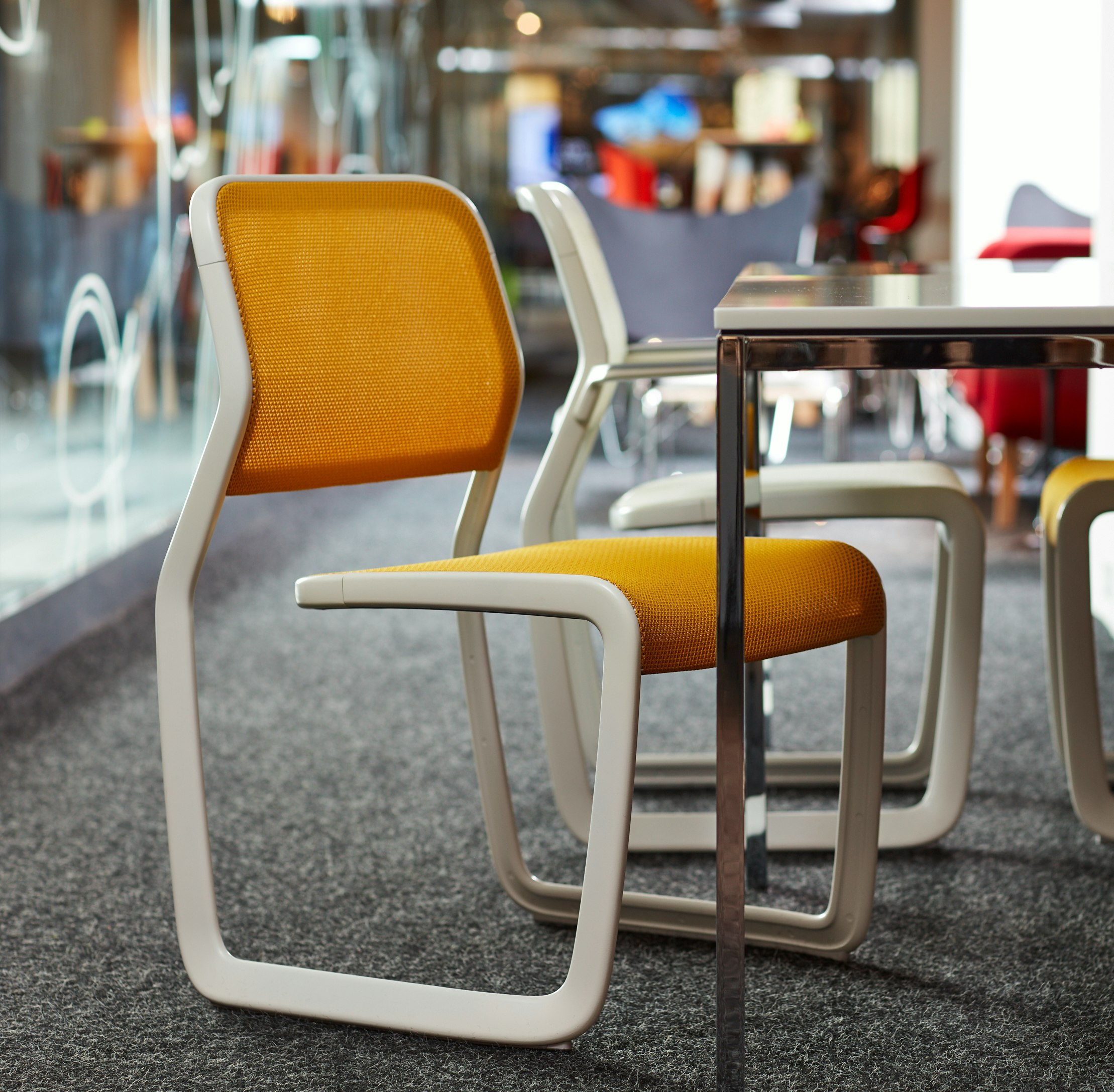 neocon 2018 hospitality at work newson aluminum chair marc newson knollstudio