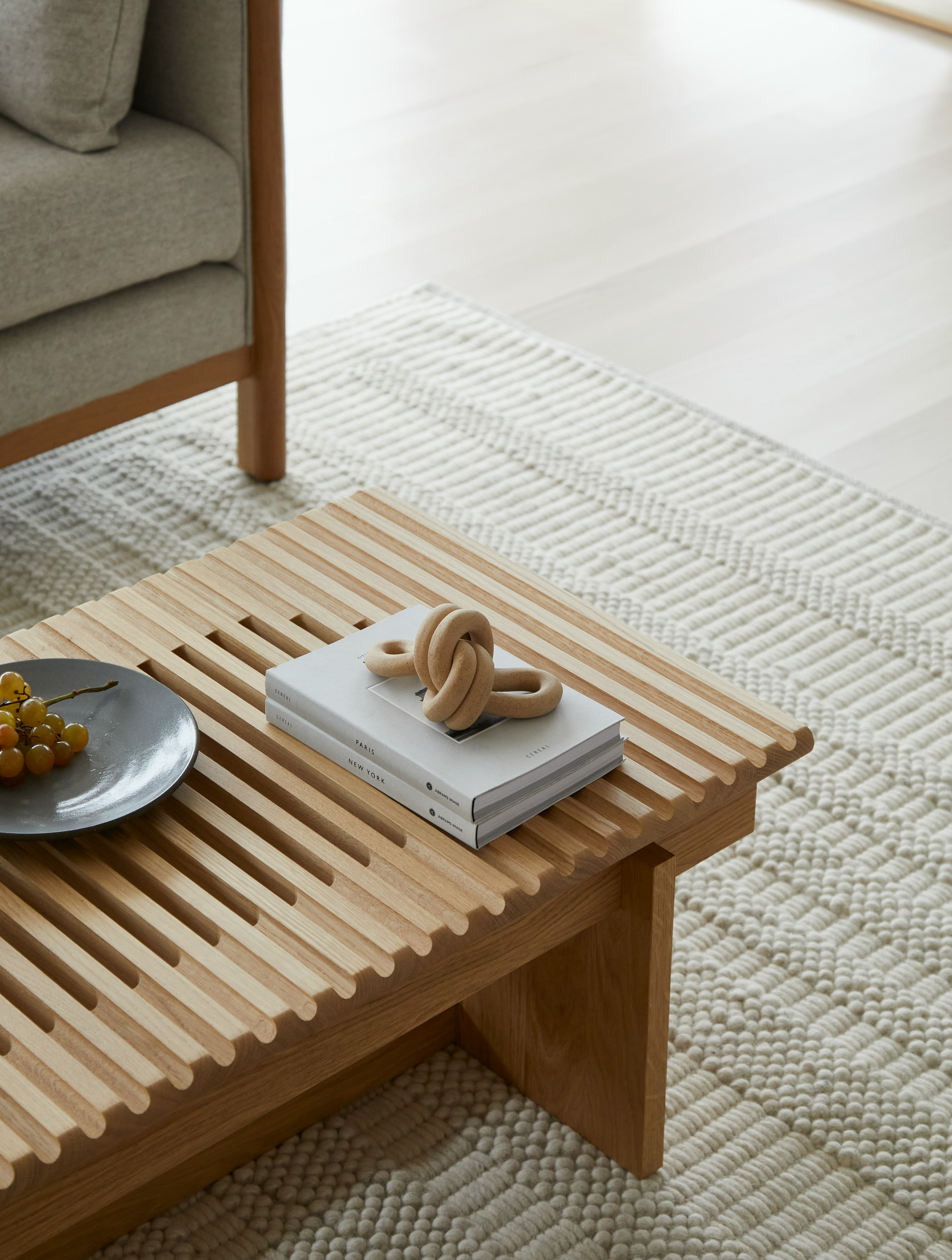 Kam Bench, Virginia Sin Double Loop Knot, and Noli Flatweave Wool Rug in a living room setting
