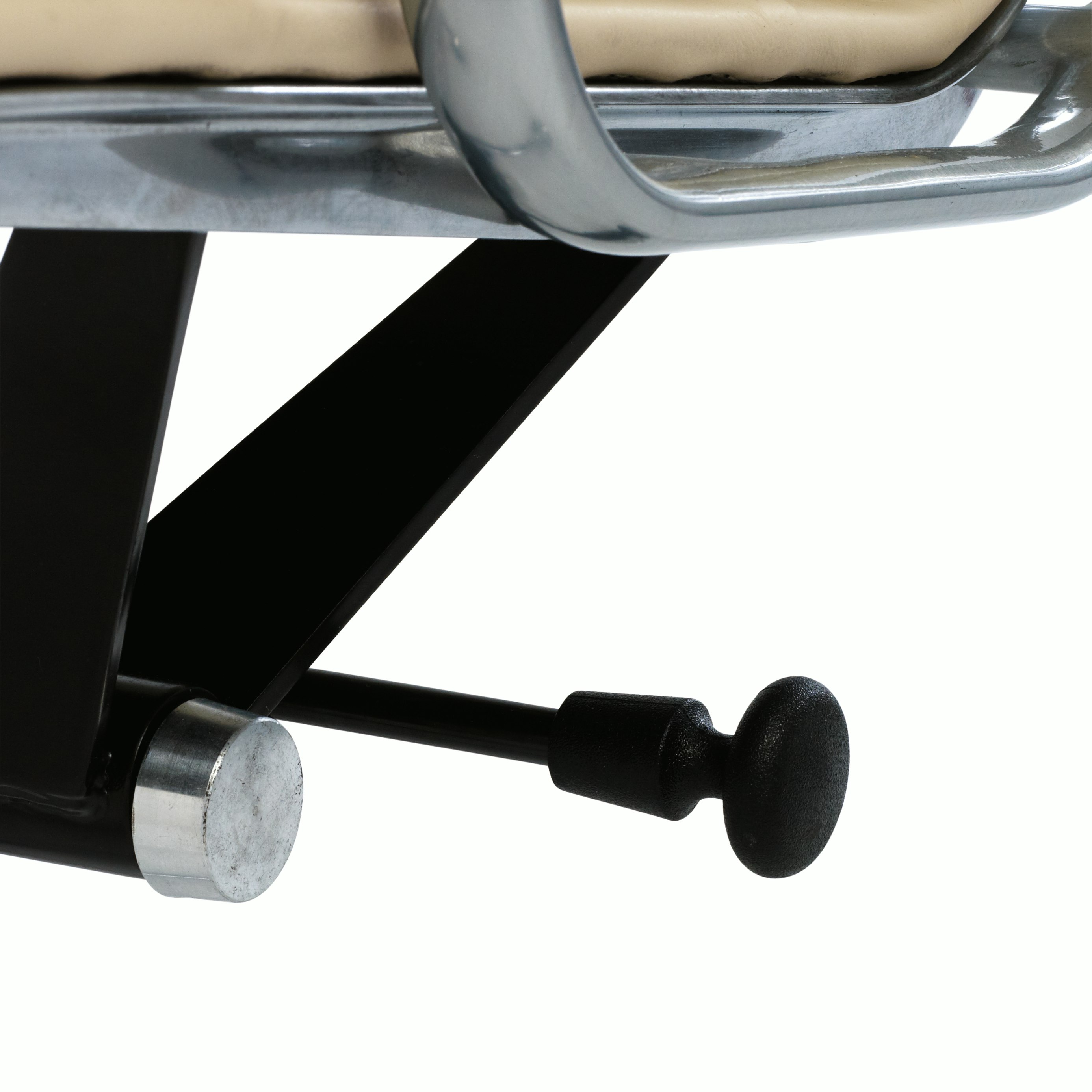 Eames Aluminum Group Management Chair with Pneumatic Lift