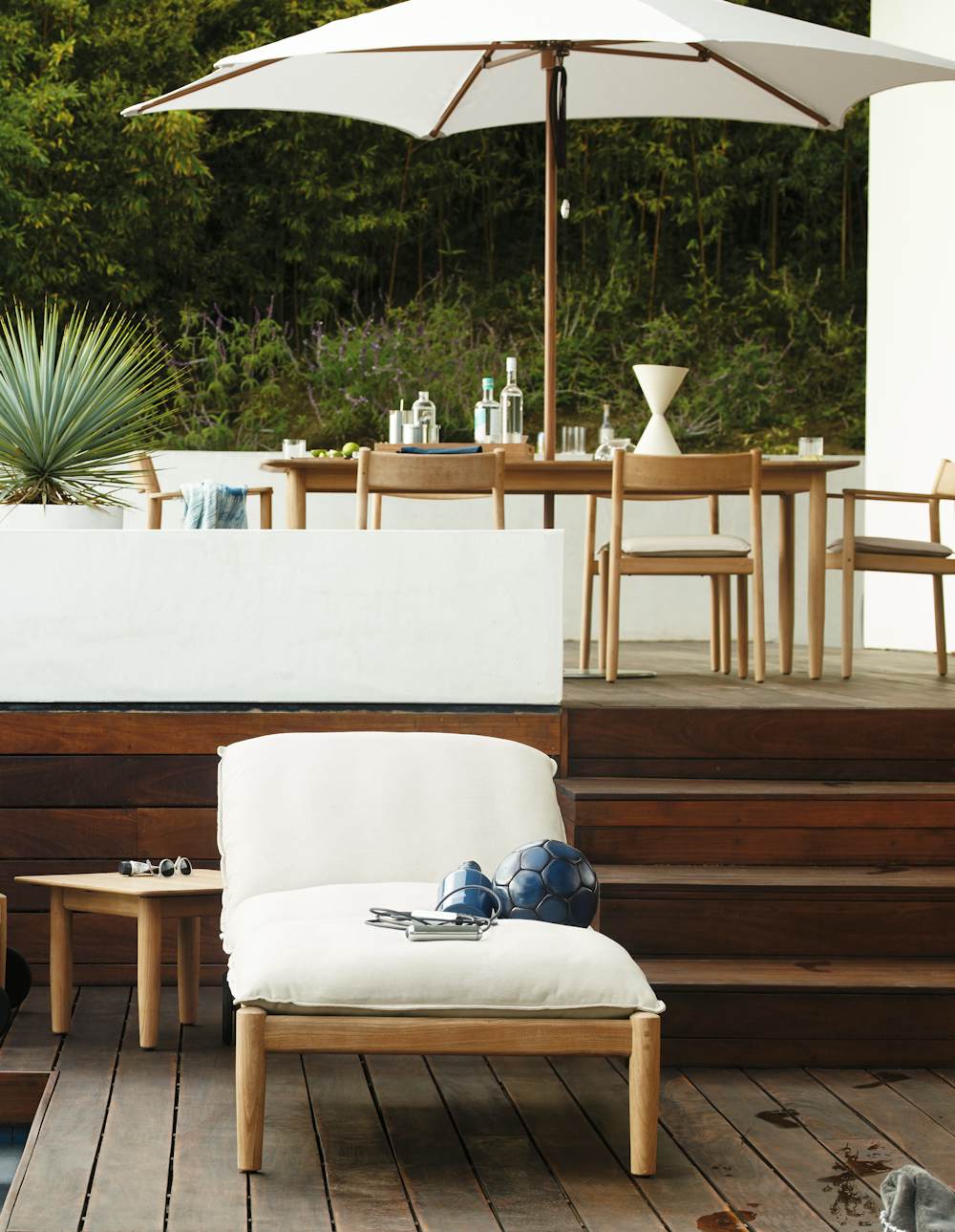 Terassi Chaise, Terassi Dining Table, Terassi Dining Chairs in an outdoor patio setting