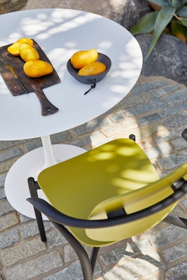 Saarinen Outdoor Dining Table Iquo Armchair