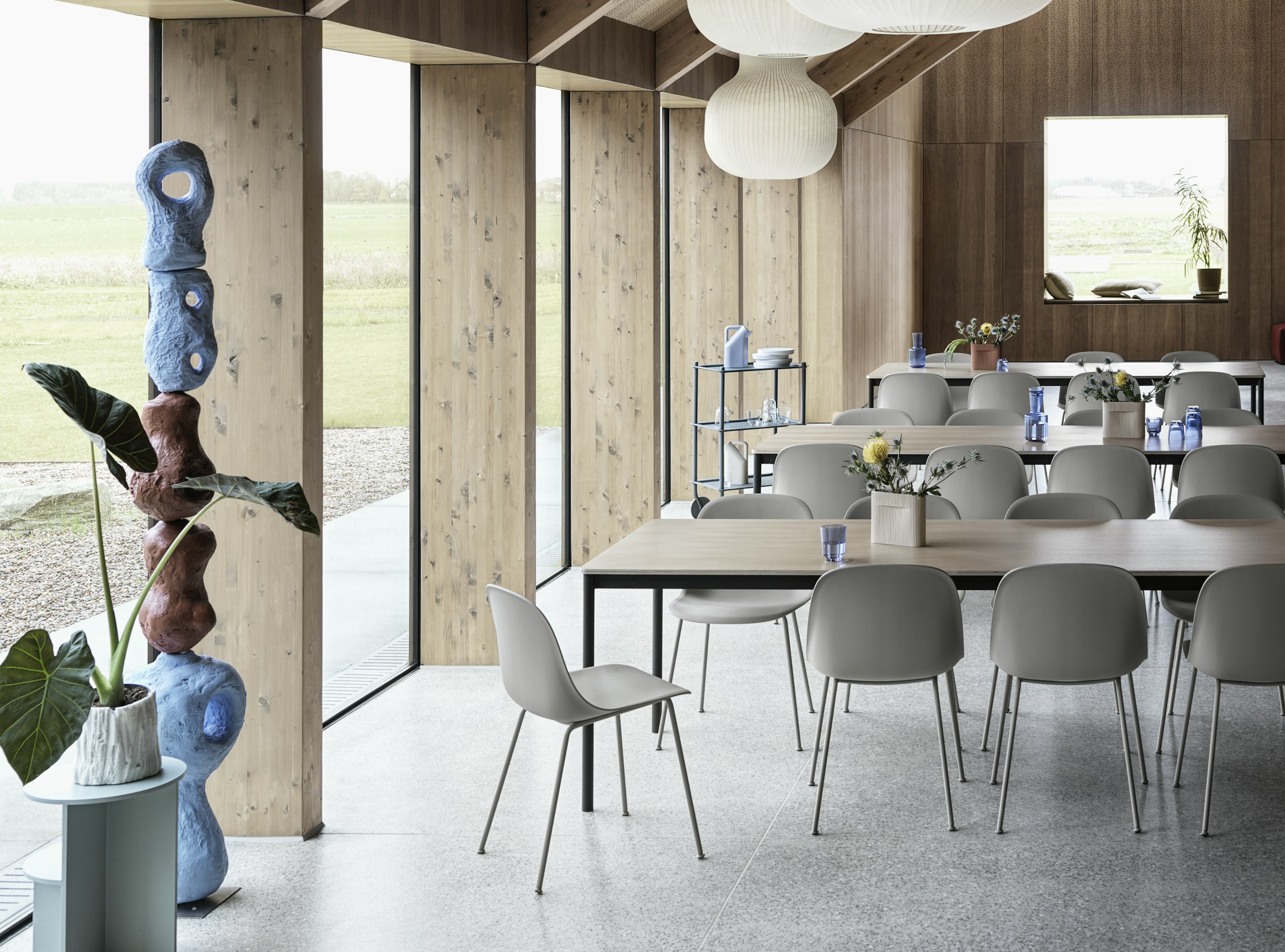 Fiber Side Chair Tube Base in Grey - Base Table Oak Veneer/Black 250x90 cm - Strand Pendant - Ridge Vase H16, 5 - Raise Indigo Glasses & Carafe - Halves Side Table - Flow Trolley