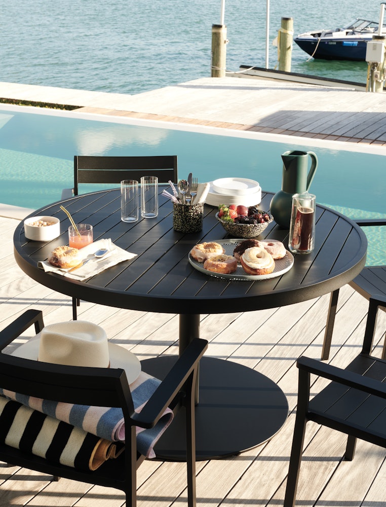 EOS Pedestal Table