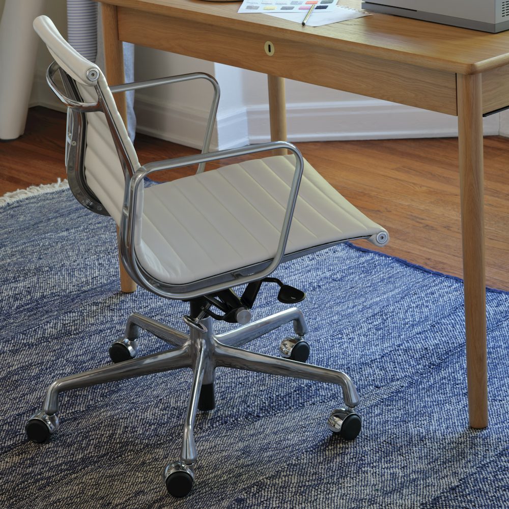 Eames Aluminum Group Chair, Management