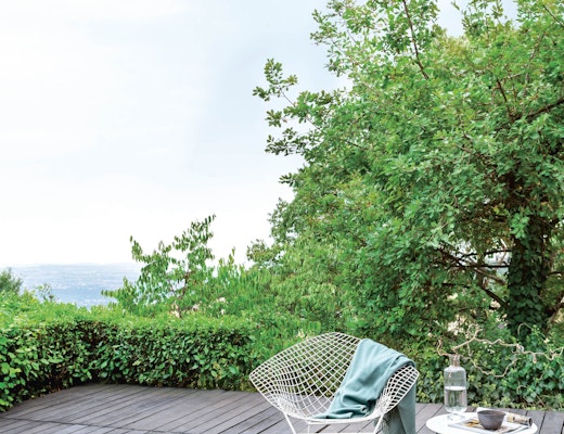 Bertoia Outdoor Diamond Chair with Saarinen Outdoor Side Table Bertoia Diamond Chair Outdoor Saarinen Side Table Outdoor